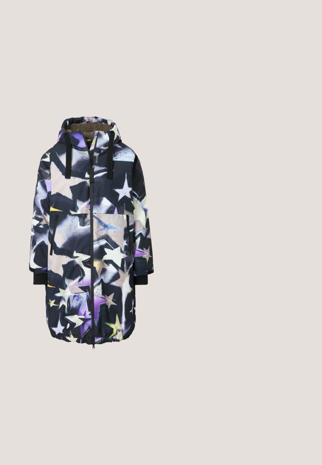 Parka larga con una base negra y un patrón de estrellas en púrpura, amarillo y blanco. Incluye una capucha y un cierre frontal con un gran bolsillo.; Top de manga larga acanalado con escote barco, con un gran estampado floral rosa con acentos negros, blancos y amarillos sobre un fondo claro.; Chaqueta recortada con cremallera y manga larga en un patrón de rayas ribeteadas multicolor que presenta tonos de rosa, púrpura y azul. Detalle de cremallera plateada en la parte delantera.; Leggings con un estampado vibrante de grandes flores de hibisco azules sobre un patrón colorido de superficie de agua reflectante.; Zapatillas con estampado floral, con parte superior de malla en verde, rosa y azul, que presentan una entresuela blanca con texto y una suela de goma negra.; Bolso de hombro colorido con diseño tie-dye, asa fruncida, dos bolsillos verticales con cremallera en el frente y detalles ajustables con cordón en los laterales.