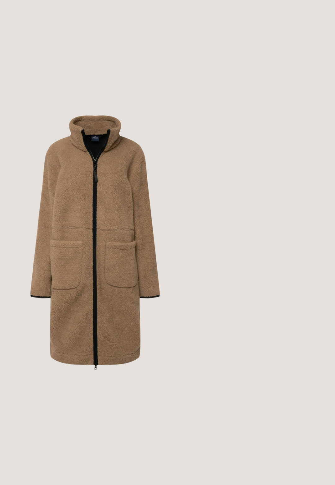 Brun fleecejakke med høj krave, frontlynlås og to store lommer. Pyntet med sort kant langs kanterne og manchetterne.; Beige turtleneck sweater lavet af blødt stof, med lange ærmer, ribbet halskant og sideslids til lettere bevægelse.; Brune ribbede bukser med fodvidde og bredtalje, lavet af et blødt, strækbart materiale, med lodrette ribbedetaljer.; Brun ruskinds ankelstøvle med rund tå og polstret krave, der har kontrastsyninger og en tekstureret gummisål.; Brune skildpaddesolbriller med en rundet firkantet form, gradientlinser og guldfinérede stænger. Glat plastisk ramme med stilige arme.; Brun læder skuldertaske med dobbelt G logo syning og justerbar rem på hvid baggrund.