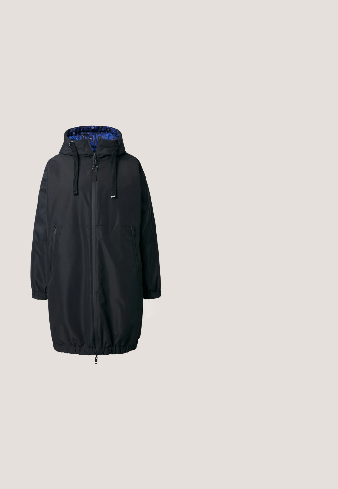 Sort, lang parka-jakke med hætte, frontlynlås og justerbare snore. Har to sidelommer med lynlås og et mønstret blåt foer.; Sort sweater med et V-formet design af sorte og sølvfarvede pailletter og frynser over brystet. Klassisk rund hals og ribbet kant.; Sorte, vidde jeans lavet af denim med høj talje, med en fem-lomme design og en enkelt knaplukning foran.; Sort atletisk sko med en tekstureret overdel, der har diamantmønstre, glatte læderdetaljer og en gummisål med små nitter.; Sort læderhåndtaske med en blød form, pyntet med sølvnitter og en bred skulderrem. Glat tekstur med et rynket design.; Sølv halskæde med en fin kæde, der har en cirkulær vedhæng. Låsen er i hummerstil, hvilket giver en sikker fastgørelse.