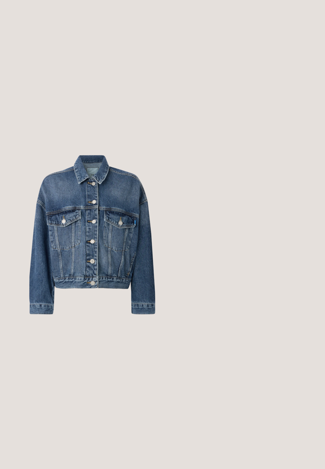Denimjack die een klassieke snit heeft, lichtblauwe kleur, twee borstzakken, zilveren knopen en contrasterend stiksels op de naden.; Wit katoenen t-shirt met korte mouwen, ronde hals en een gladde textuur. Heeft een eenvoudig, klassiek ontwerp zonder patronen of accenten.; Donkerblauwe straight-leg denim jeans met vijf zakken en zichtbare oranje stiksels op een witte achtergrond.; Bruine leren enklaarzen met een ronde neus, elastische zijpanelen en een gestructureerde zwarte inzet. Stevige, brede zool voor duurzaamheid.; Sjaal met een patroon van blauwe, beige en lichtblauwe handtassen, sommige met kersenmotieven, en een kersenpatroon op de lichtblauwe rand.; Bruine leren riem met drie verstelgaten en een vierkante messing gesp met een metalen rolletje op een neutraal oppervlak.