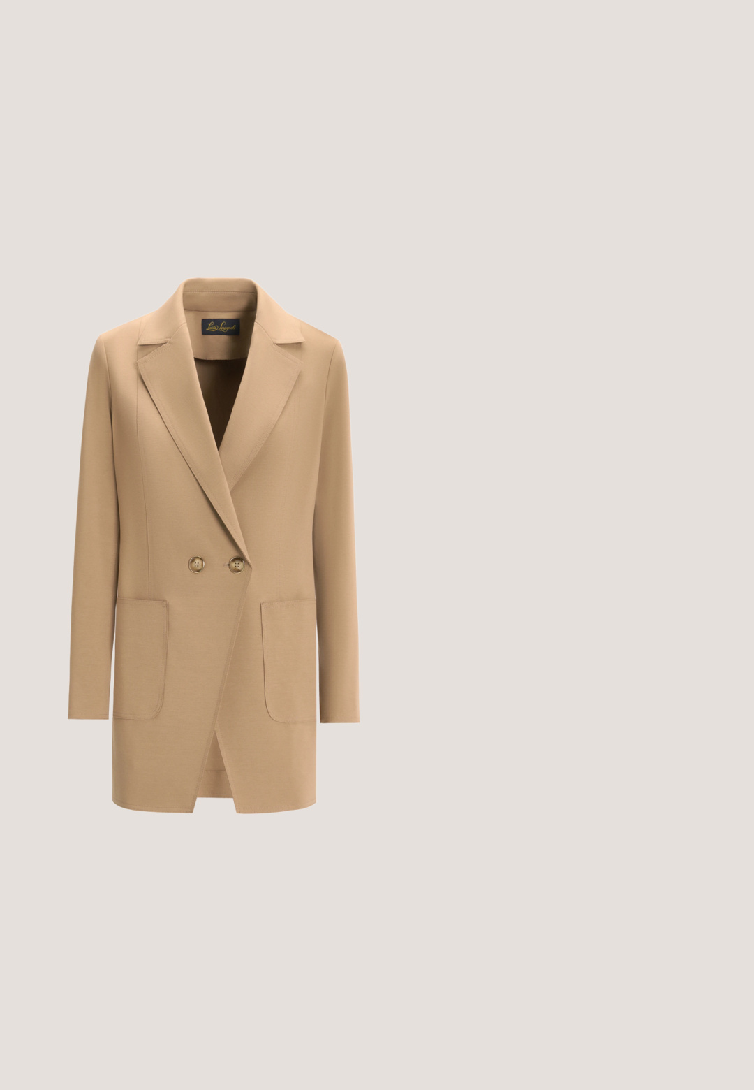 Beige blazer jakke med dobbeltknaplukning, polstrede skuldre og to store påsatte lommer. Glat stof med en skræddersyet pasform.; Beige kortærmet striktrøje med rund hals, der har en afslappet pasform og ribbede kanter. Glat tekstur uden bemærkelsesværdige mønstre.; Beige skræddersyede bukser med bæltestropper, sidelommer, pressefolder foran og lige ben.; Beige læderpumps med en rund tå og en sort patenthætte, med en blokhæl og glat tekstur.; Beige designerhåndtaske med præget mønster, dobbelte håndtag, aftagelig skulderrem og guldfarvet vedhæng og låsedetalje.; Delikat armbånd af guldkæde med et rundt vedhæng prydet med krystaller og en trekantet låsetags på en hvid baggrund.