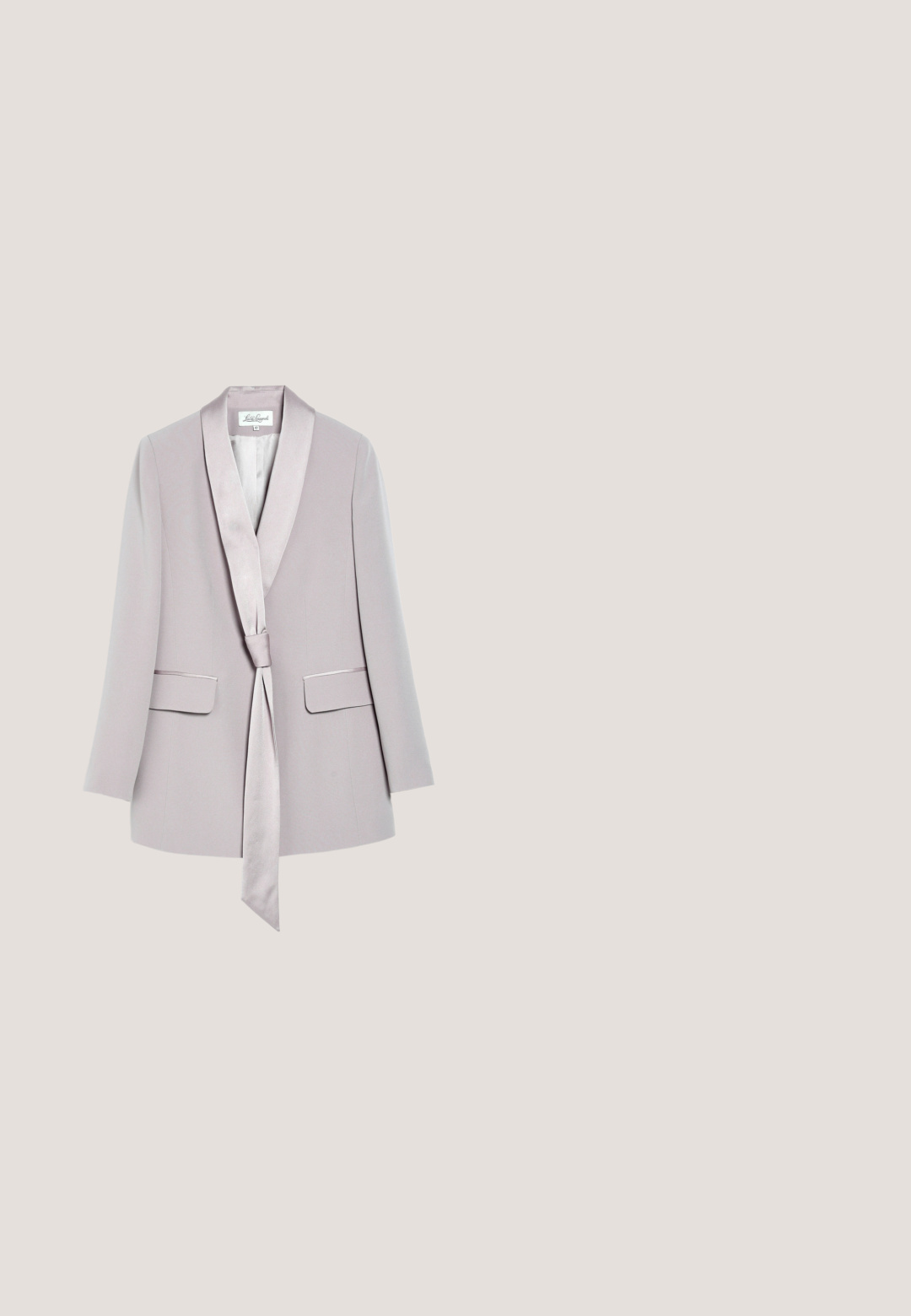 Hellgrauer Blazer mit langen Ärmeln, Revers mit Kerbe, vorderen Pattentaschen und einem passenden Stoffband-Detail am Kragen.; Langes weißes ärmelloses Kleid mit rosa Blumen- und braunen Blattmustern und einem drapierten Ausschnitt vor schlichtem Hintergrund.; Slingback-Pumps aus weichem beigem Wildleder, mit spitzer Zehenform, schlankem Absatz und verstellbarem Knöchelriemen mit einer runden Schnalle.; Sonnenbrille mit braunem Farbverlauf und eckigem Rahmen. Verfügt über goldene Akzente und ein Logo am Bügel. Transparentes Material sorgt für einen modernen Look.; Beige Turnbeutel-Handtasche mit goldener Kettenriemen und strukturiertem goldenen runden Griff vor weißem Hintergrund.; Goldene Schmetterling-Ohrhänger mit klaren Kristallen und weißen Perlen, die an einer filigranen Kette angeordnet sind.