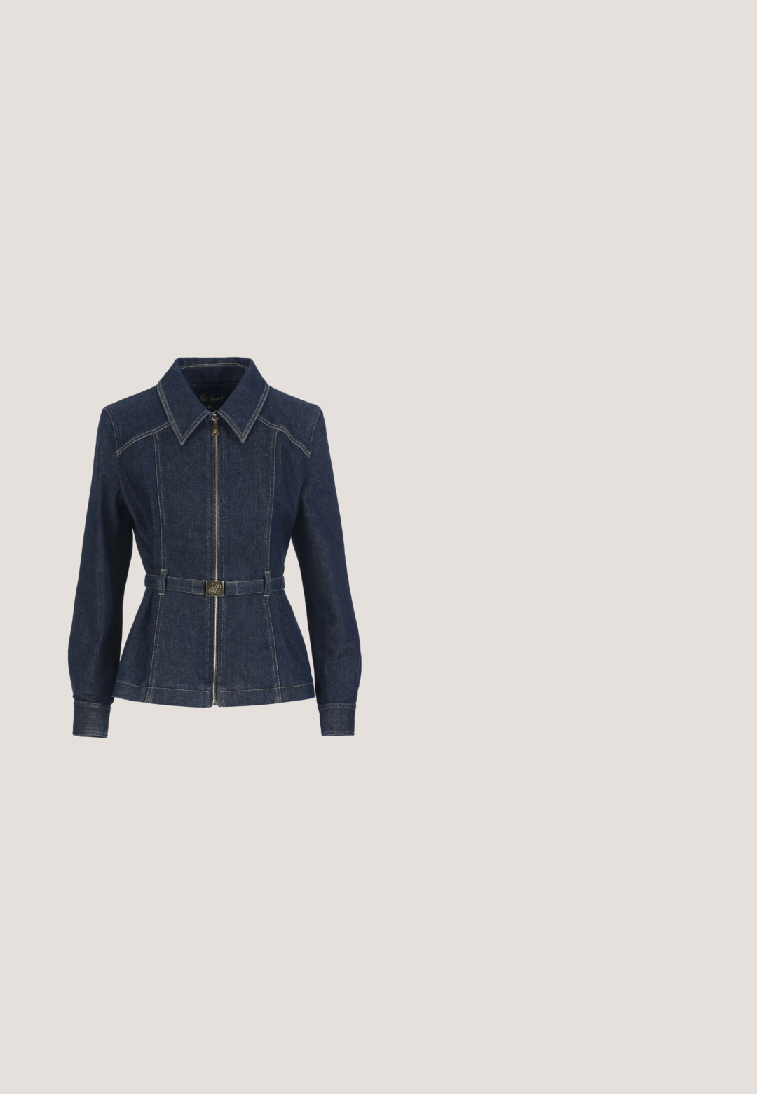 Veste en jean bleu foncé avec fermeture éclair sur le devant, col pointu, taille cintrée et manches longues ; dotée de surpiqûres contrastantes et d'une ceinture logo couleur or.; Combinaison en denim bleu foncé à manches longues avec boutons sur le devant, deux poches poitrine, une ceinture nouée à la taille et des poignets boutonnés aux chevilles.; Sweatshirt blanc à manches longues, avec des poignets côtelés et un col arrondi. Dispose d'un petit logo brodé sur la poitrine gauche. Texture lisse.; Baskets basses blanches avec détails métalliques dorés, fermeture à lacets, et semelle blanche épaisse, vue de côté sur fond blanc.; Lunettes de soleil avec une monture crème, des verres dégradés marron et des embouts de branches accentués en marron. Caractérisées par un motif texturé sur la branche.; Sac à main rectangulaire couleur crème avec texture tissée, doubles anses, plaque logo dorée et trois breloques rondes dorées suspendues à une anse.
