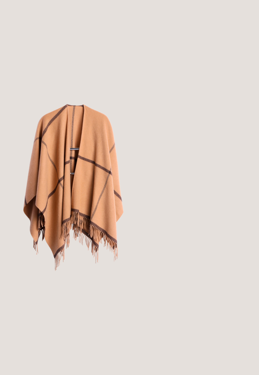Hellbrauner Wollschal mit dunkelbraunen geometrischen Linien und Fransen am unteren Rand, hängend vor einfachem Hintergrund.; Braunes und cremefarbenes gemustertes Kleid mit langen Ärmeln, einem runden Ausschnitt, Knopfleiste und verstellbarem Kordelzug in der Taille.; Braune Wildleder-Knielange Stiefel mit spitzer Zehenform und Blockabsatz, vor einem weißen Hintergrund präsentiert.; Rechteckige Schildpatt-Sonnenbrille mit braunen Gläsern und goldenen Akzenten an den Bügeln, die auf einer weißen Oberfläche liegt.; Braune Wildleder-Crossbody-Tasche mit goldener Kette und rundem goldfarbenem Ringdetail mit verknoteter Kordel und zwei goldenen Perlen vorne.; Goldener Creolenohrring mit einem polierten, durchscheinenden, dunkelbernsteinfarbenen herzförmigen Anhänger, der in der Mitte hängt.