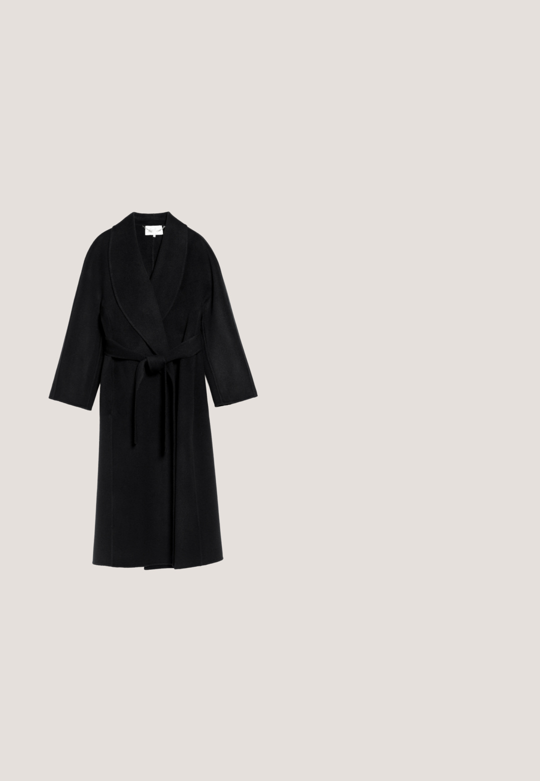 Abrigo largo de lana negra con cuello tipo chal y cinturón a juego atado en la cintura, mostrado sobre un fondo blanco.; Vestido maxi negro con tirantes finos, que presenta un patrón de lunares texturizado y un panel inferior transparente. Tela ligera, ajuste holgado.; Zapato de charol negro de tacón alto con punta afilada, que presenta una correa con una pequeña hebilla y un tacón de aguja delgado.; Gafas de sol negras con una audaz forma de ojos de gato, que presentan lentes gris degradado y un acento dorado en forma de "G" en el lateral. Fabricadas en plástico brillante.; Bolso bandolera de cuero negro Liu Jo Milano con correa de cadena dorada y cierre de solapa frontal sobre fondo blanco.; Pulsera de cadena de oro con un diseño de eslabones ovalados y un acento de piedra blanca en el centro. Incluye un cierre con grabado de la marca.