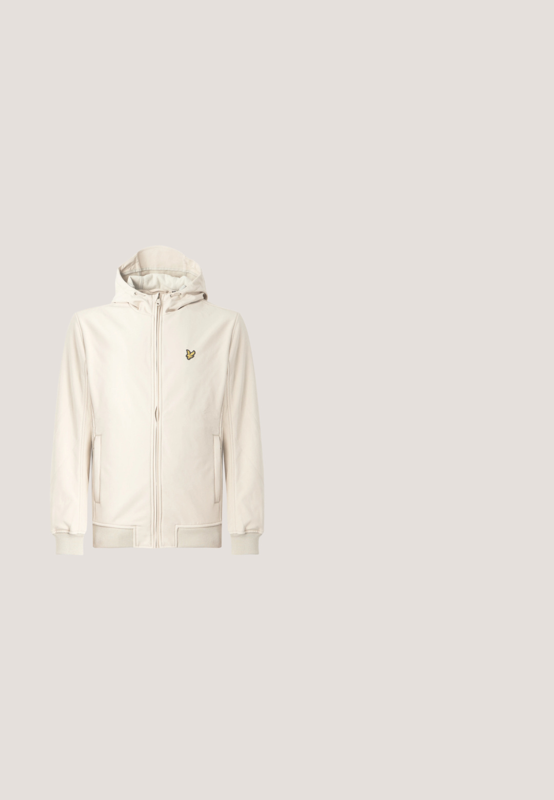 Veste à capuche beige clair en tissu lisse. Dotée d'une fermeture éclair devant, de poches latérales, de poignets côtelés et d'un petit logo brodé sur la poitrine.; Sweat-shirt à encolure ras-du-cou avec manches longues, couleur crème, panneau beige sur la poitrine, fine bande noire et petit logo crocodile vert sur le côté gauche de la poitrine.; T-shirt bleu marine avec un logo crocodile vert et le texte blanc "LACOSTE PARIS" sur le devant, manches courtes, col rond.; Shorts en coton gris clair avec une taille élastique et un cordon de serrage. Présente un petit logo jaune sur le côté gauche. Texture lisse.; Baskets basses blanches et beiges avec un accent vert sur la semelle et un logo crocodile vert sur le côté, présentées sur un fond blanc uni.; Petite sacoche Lacoste beige à bandoulière avec motif géométrique, rabat avant, boucles en métal et logo crocodile embossé.