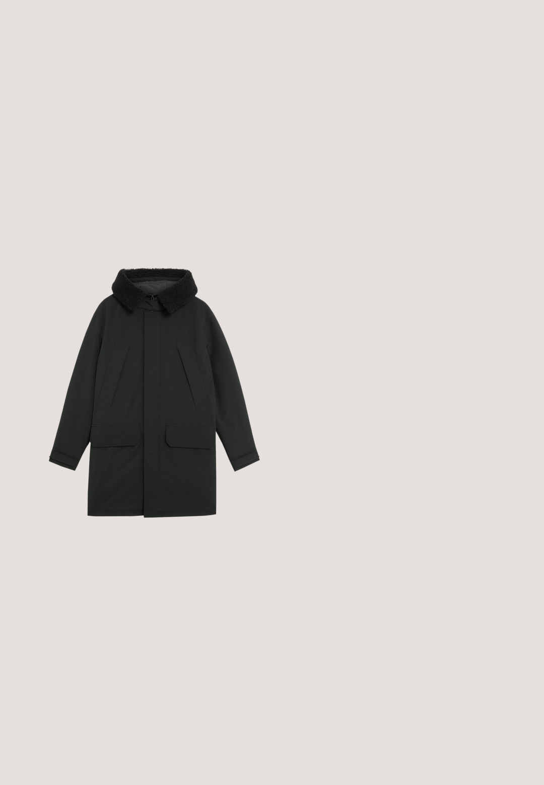 Zwarte parka met een structuur van een bontkraag, twee grote voorzakken en een recht gesneden ontwerp met een ritssluiting.; Zwarte gebreide trui met lange mouwen, ronde hals, geribbelde manchetten en een klein logo op de linkerborst. Gestructureerde stof.; Langarm rugbyshirt van zwarte katoen met een witte kraag. Bevat een rood geborduurd logo op de borst en een label aan de zoom.; Zwarte rechte spijkerbroek met knoop- en ritssluiting aan de voorkant, riemlussen en een vijfzakkenmodel.; Zwarte leren Chelsea-boots met elastische zijkanten en een trekhaak. Gladde textuur, ronde neus, platte rubberen zool.; Kleine rechthoekige zwarte leren crossbodytas met bovenhandvat, ritssluiting, afneembare riem en klein merklogo op de voorkant.