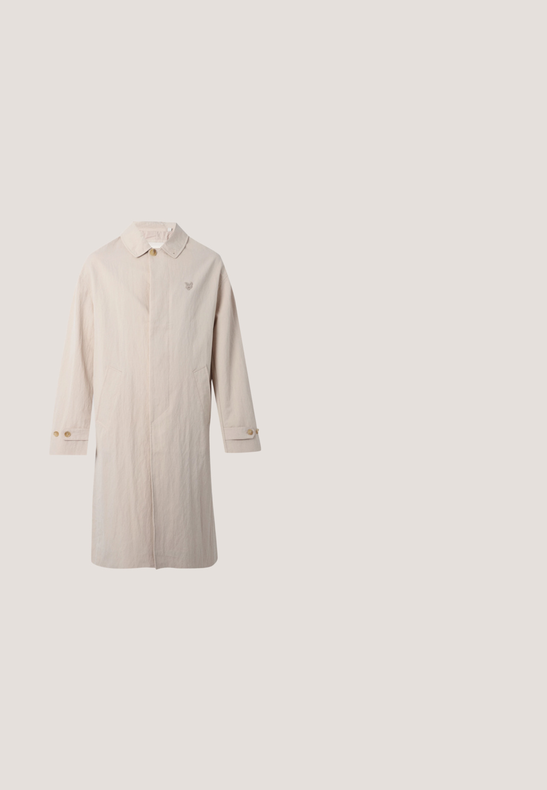 Long trench-coat beige avec col, deux poches avant, poignets boutonnés et un petit logo brodé sur la poitrine.; Pull crème à manches longues avec col rond, poignets et ourlet côtelés, présenté sur un fond uni gris clair.; Chemise habillée pour homme à manches longues avec des rayures verticales bleu clair, blanc et jaune et un col pointu, boutonnée sur le devant.; Pantalon beige droit avec plis à l'avant, passants de ceinture, fermeture par bouton et poches latérales, présenté à plat sur un fond clair.; Mocassin en cuir marron avec détail à pampilles, posé sur un tapis beige texturé devant un canapé beige clair.; Ceinture en cuir marron foncé avec une boucle rectangulaire en argent, enroulée et placée sur un fond clair et neutre.