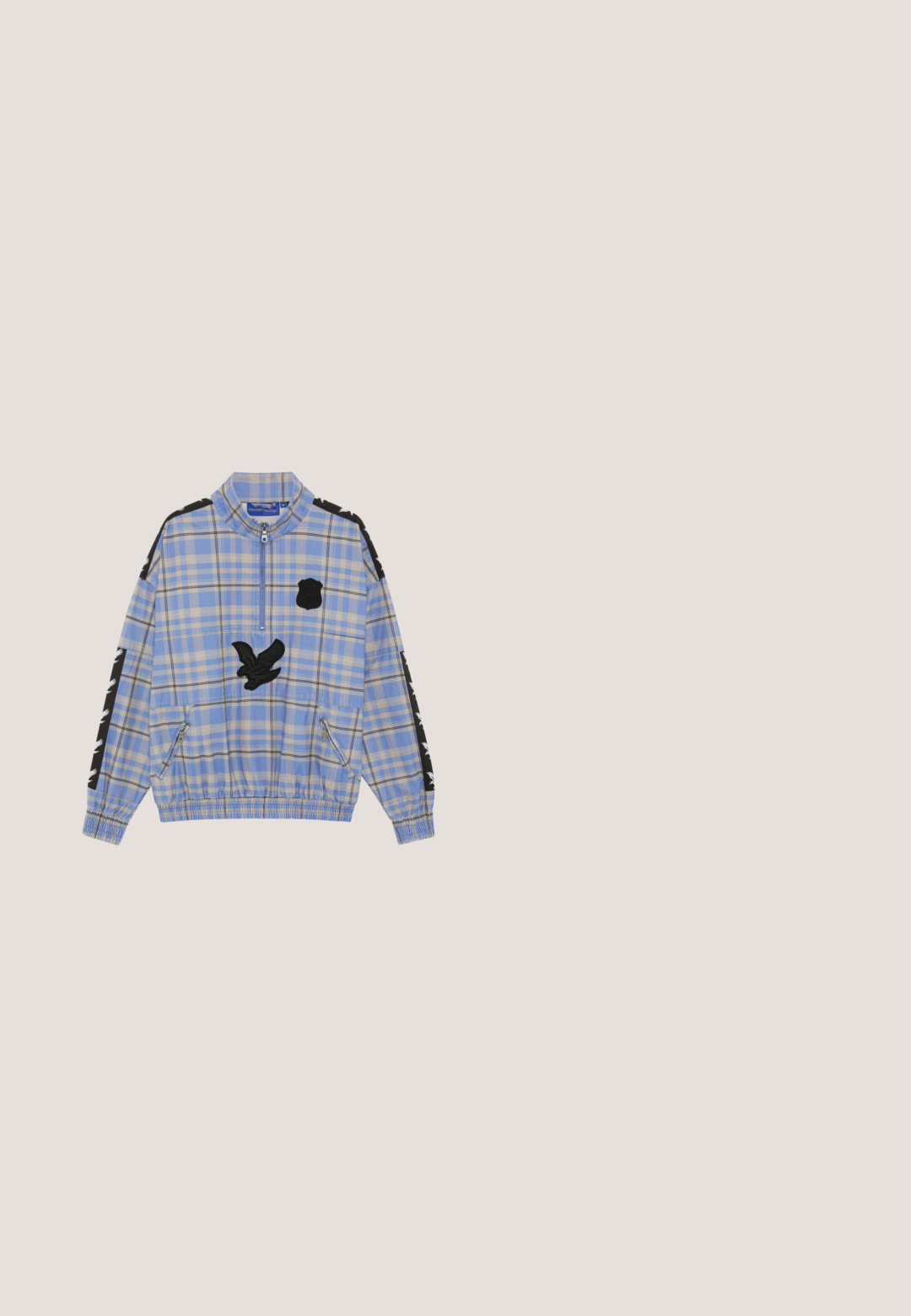 Lyseblå og beige ternet pulloverjakke med halvlukning, sort ørnepatch på brystet, sorte detaljer med hvide ørneprints på ærmerne, elastisk kant.; Langærmet navy blå polo shirt med beige krave og manchetter, udstyret med et rundt emblem med tekst på venstre bryst.; Lys blå denim brede bukser med en mørkeblå talje, kontrasterende sidestriber og en knaplukning foran.; Blå og hvid sneaker med en glat læderoverdel, perforerede paneler, sorte snørebånd og en hvid mellemsål med blå detaljer.; Skechers INIETTATO - Solbriller - blue smoke gray; Blå stof skuldertaske med sort netfrontlomme, logo-patch og justerbar rem. Har lynlåslukning og holdbare materialer.