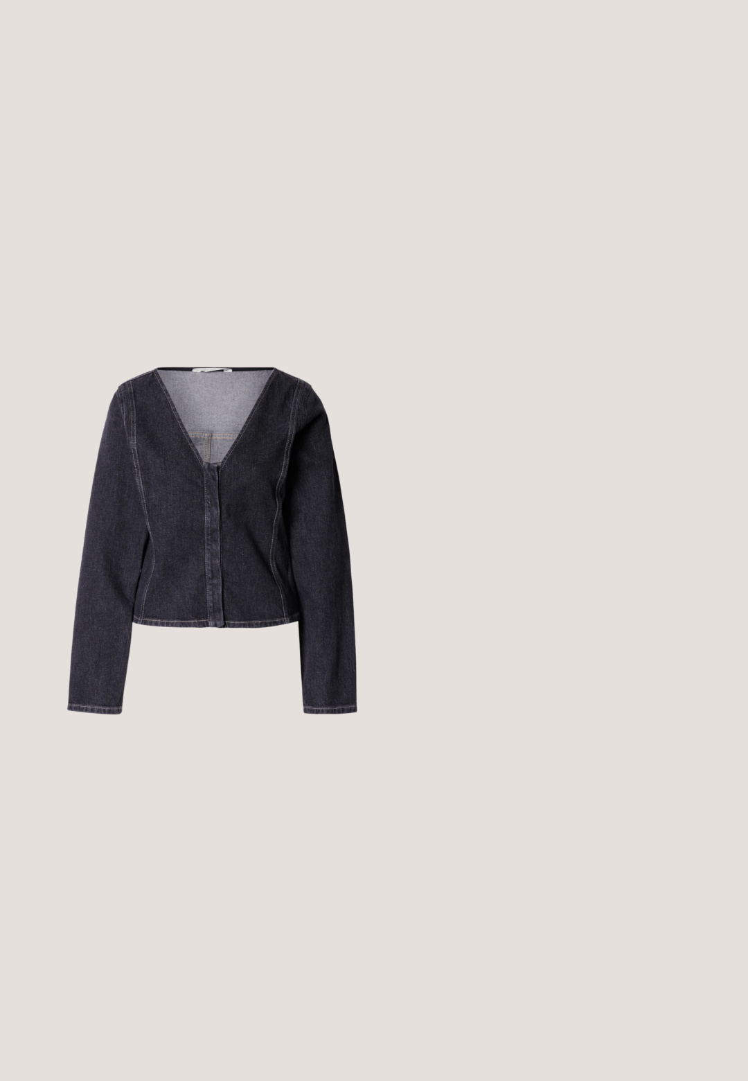 Veste courte en denim foncé avec manches longues, col en V et fermeture boutonnée sur le devant. Présente des surpiqûres contrastantes et une coupe ajustée.; Débardeur noir à côtes avec des garnitures en dentelle au niveau du col et des épaules, présentant un ourlet en feston et un design ajusté, fabriqué en tissu extensible.; Jeans évasés en denim foncé avec une taille haute, des poches avant et arrière, et des coutures contrastantes jaunes.; Escarpins en cuir verni noir avec un bout pointu et un petit talon carré. Sangle réglable à la cheville avec boucle.; Sac à main en cuir noir à forme arrondie, orné de clous argentés. Comprend une bandoulière amovible et une fermeture éclair. Texture lisse.; Deux paires de boucles d'oreilles en argent en forme de créole avec une texture légèrement martelée sur un fond blanc.