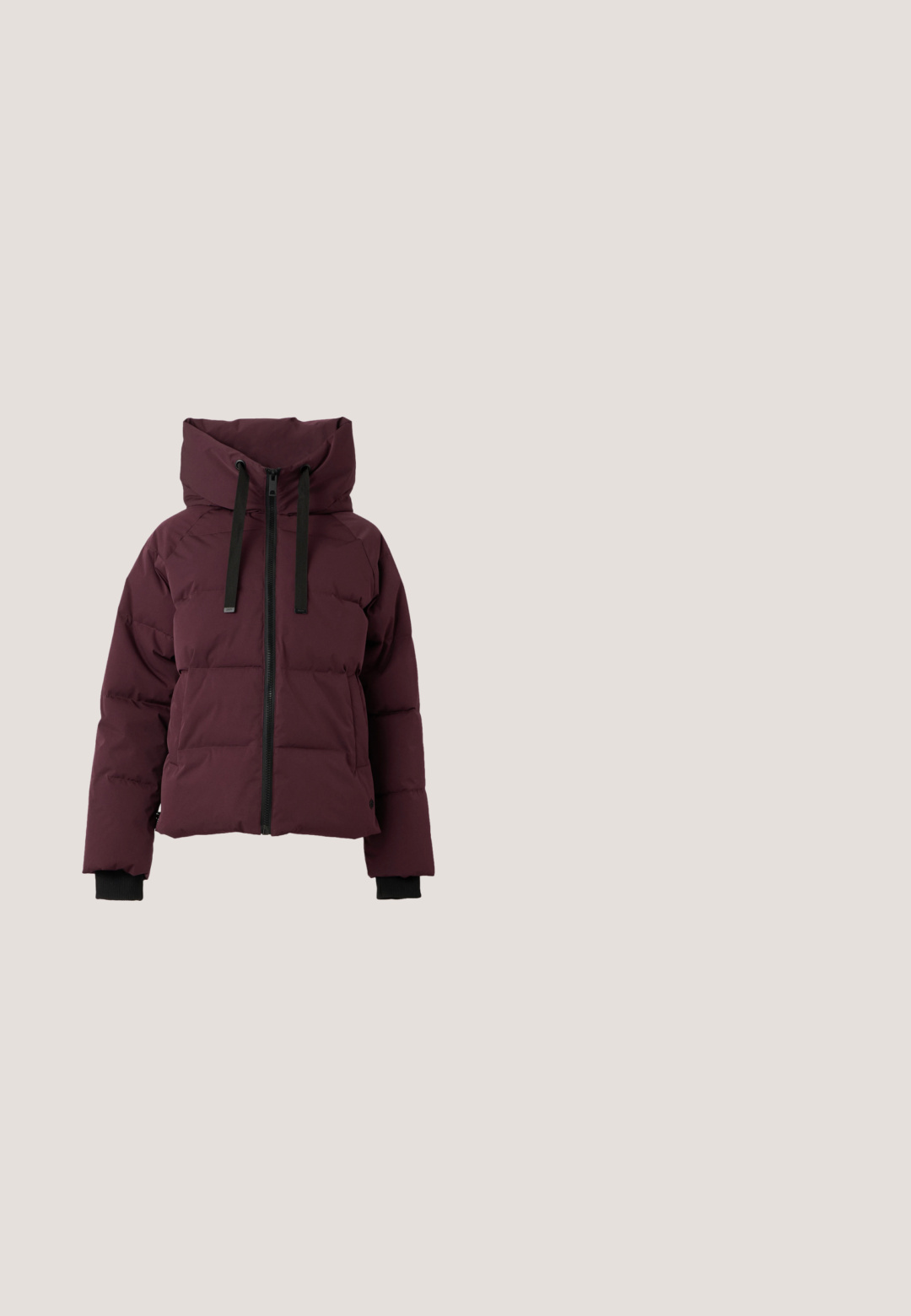 Dames donkerpaarse gewatteerde winterjas met ritssluiting aan de voorkant, hoge kraag, zwarte verstelbare touwtjes en geribbelde boorden aan de mouwen.; Magenta off-shoulder sweatshirt met lange mouwen, geribbelde manchetten en zoom. Gemaakt van zachte stof, met een ontspannen pasvorm en een gladde textuur.; Donkerrode T-shirt met korte mouwen en een ronde hals, met een klein rond logo gecentreerd onder de halslijn, weergegeven op een effen achtergrond.; Bordeaux joggerbroeken met elastische tailleband, trekkoord, zijzakken en elastische boorden op een effen witte achtergrond.; Chunky sneaker in donkerroze en lichtroze met witte dikke zool en mesh stofdetails tegen effen achtergrond.; Kleine halvemaanvormige schoudertas in bordeauxrood met een dunne band, ritssluiting en een decoratieve ronde kraal aan één zijde.