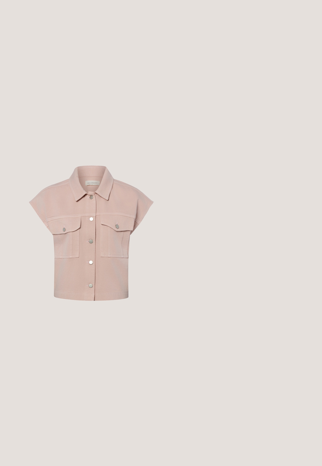 Hellrosa kurzärmeliges Hemd mit Kragen und zwei Brustumtaschen mit Klappen und Knöpfen.; Hellrosa T-Shirt mit kurzen Ärmeln und rundem Ausschnitt, mit einem zentralen Blumendesign in Schattierungen von Rosa, Beige und Braun.; Baumwollschlafanzughose mit einem hellbeigen Hintergrund, der ein rotes Toile-Muster zeigt, das ländliche Szenen darstellt. Elastischer Taillenbund und kontrastierender Saum.; Weißer und hellrosa Sneaker mit Mesh-Gewebe, Schnürung vorne, Gummisohle und metallischem Logo an der Seite, in der Seitenansicht gezeigt.; Rosa-weiß gemusterte Tragetasche mit Blumenmuster, rosa Schleifenhenkeln und Quastenverzierung vor neutralem Hintergrund.; Goldene Kettenarmband mit einem charmanten Ballonhund-Anhänger in Pink. Der Anhänger ist verspielt, hat eine runde Form und eine glatte Textur. Verstellbarer Verschluss.