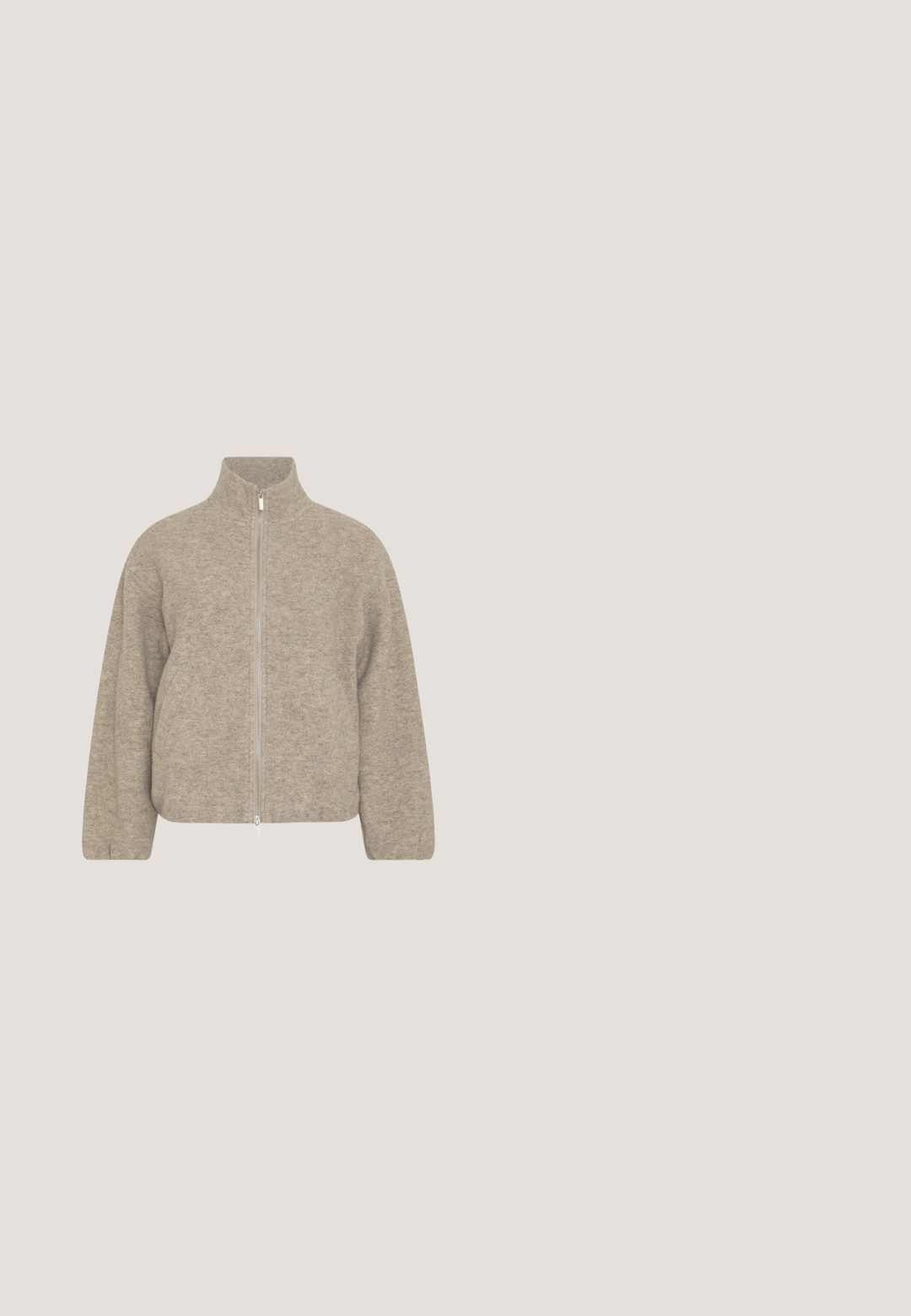 Beige fleecejack met lange mouwen, hoge kraag en volledige ritssluiting aan de voorkant.; Beige korte mouwen trui gemaakt van zachte brei-stof, met een ronde halslijn en een relaxte pasvorm. De textuur is licht verweven.; Beige wijde broek met een elastische tailleband, vervaardigd van een zachte, gestructureerde stof. Geen zakken of extra versieringen zichtbaar.; Taupekleurige plateau schoen met witte fleece voering, twee verstelbare bandjes en een dikke zool ontworpen voor warmte en comfort.; Bruine suède handtas met twee lange leren hengsels en een leren riem aan de voorkant met een zilveren gesp.; Gouden ketting met een delicate schakels en een druppelvormige hanger. Voorzien van een karabijnsluiting en een verstelbare lengte met verlengkettinkje.