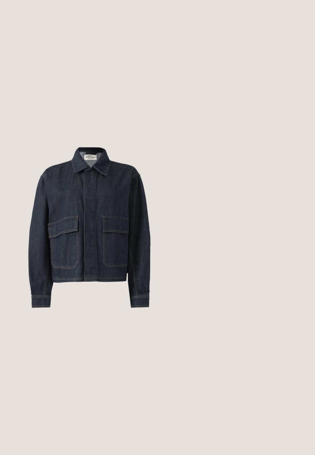 Veste en denim bleu foncé avec un col pointu, des boutons avant dissimulés et deux grandes poches à rabat à l'avant.; Haut à manches longues bleu marine avec un décolleté carré, un centre froncé et des finitions blanches le long du cou et de la taille ; fabriqué en tissu extensible.; Jeans évasés bleu clair en denim. Comprend un design traditionnel à cinq poches et une fermeture éclair avec bouton. Effet décoloré sur les cuisses.; Chaussures de sport beiges en suède et mesh, avec une forme à bout rond, un design à lacets et une semelle en caoutchouc marron. Présentent un détail de logo discret.; Sac cabas en cuir beige avec deux bretelles et un petit fermoir doré à l'avant, présenté sur un fond blanc uni.; Paire de boucles d'oreilles créoles doubles en or brillant avec attaches à tige sur fond blanc.