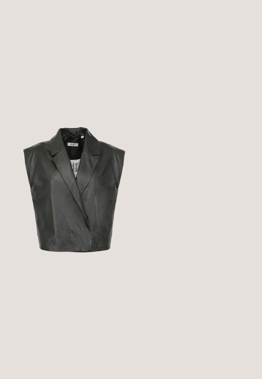 Maze Lederjacke - black; Schwarzer, kurzer Turtleneck-Pullover mit kurzen Ärmeln, aus einem weichen, strukturierten Stoff gefertigt, mit hohem Kragen und klaren, einfachen Linien.; Schwarze weit geschnittene Hose aus transparentem Stoff, mit einem elastischen Bund und einem Kordelzug für eine verstellbare Passform und einer glatten Textur.; Schwarzer Slingback-Pumps aus Leder mit spitzer Schuhspitze, verziert mit Ösen am Obermaterial und einem schmalen Riemen mit verstellbarer Schnalle.; Glänzende schwarze Lederhandtasche mit strukturiertem Design, zwei Griffen und einem langen, verstellbaren Schultergurt, der über den Boden gelegt ist, auf einem weißen Hintergrund.; Singularu DOUBLE CROSS - Ring - plata