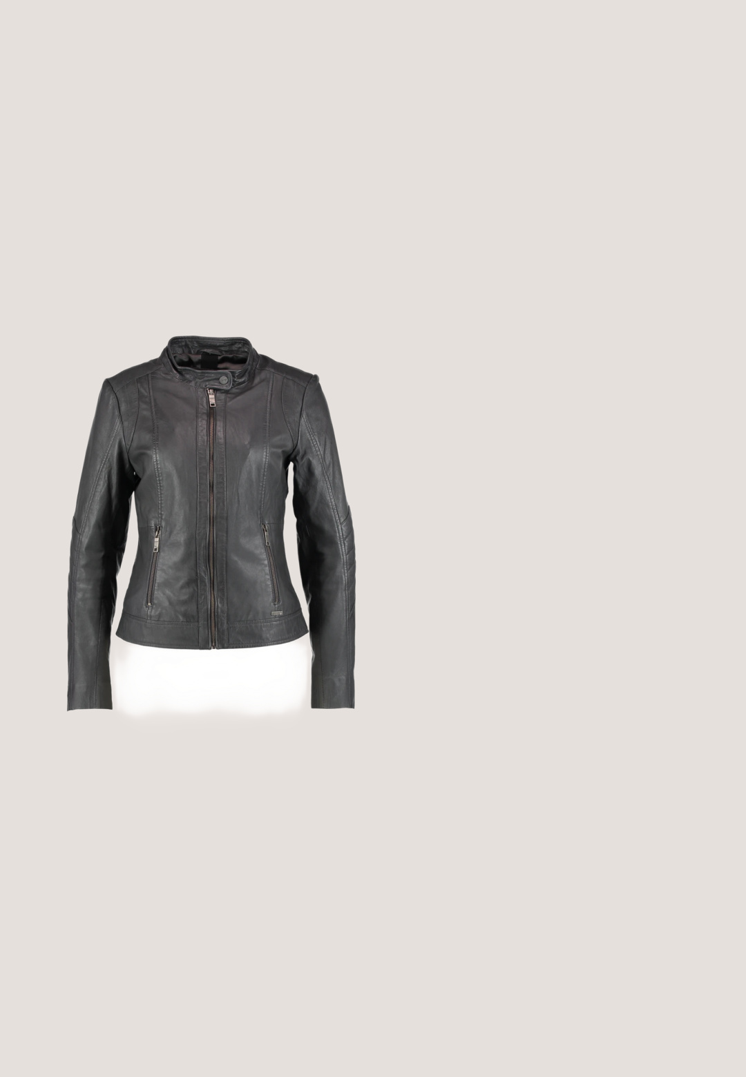 Schwarze Lederjacke mit Stehkragen, frontalem Reißverschluss und zwei Reißverschlusstaschen. Mit gestickten Akzenten an den Ärmeln und Seiten.; Blauer Rollkragenpullover mit gerippter Textur, vertikalen Streifen am Oberteil und langen Ärmeln aus dehnbarem Material.; Weiße ausgestellte Jeans aus einem Baumwoll-Mischgewebe, mit einem Zwei-Knopf-Verschluss, Fronttaschen und subtilen Nähdetails.; Schwarzer Leder-Chelsea-Stiefel mit elastischen Seitenteilen, niedrigem Absatz, Zuglasche hinten und rundem Zehenbereich, von der Außenseite gezeigt.; Schwarze Leder-Umhängetasche mit gewölbtem Klappenverschluss, silbernem Reißverschluss, geflochtenem Riemen und dekorativen Quasten. Texturierte Oberfläche und kompaktes Design.; Schwarze Tropfenohrringe mit einem schlanken, länglichen Design und einer strukturierten Oberfläche. Die Ohrringe verfügen über einen runden Ring und ein Steckverschluss.