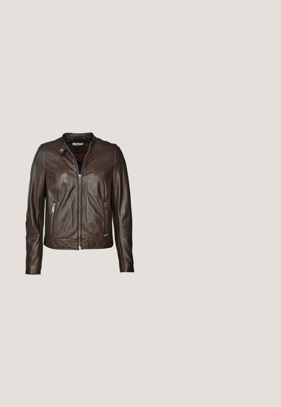 Maze GRENADA - Leren jas - dark brown; Olijf groene t-shirt met korte mouwen en een ronde hals, voorzien van een textuur patroon in zilver en wit en gouden letters op de voorkant.; Losse olijfgroene broek met elastische tailleband, koordje, zijzakken en elastische boorden bij de enkels, getoond op een witte achtergrond.; Bruine suede enkellaars met zachte bontvoering, ronde neus en een platte rubberen zool. Heeft een decoratieve naad en een trektab aan de hiel.; Bruine suède heuptas met twee zilveren ritsen, een ritsvak aan de voorkant en een verstelbare strap op een witte achtergrond.; Goudkleurige metalen manchette armband met een glad, afgerond oppervlak en open uiteinden, met een minimalistisch ontwerp en een stijlvolle, eigentijdse vorm.