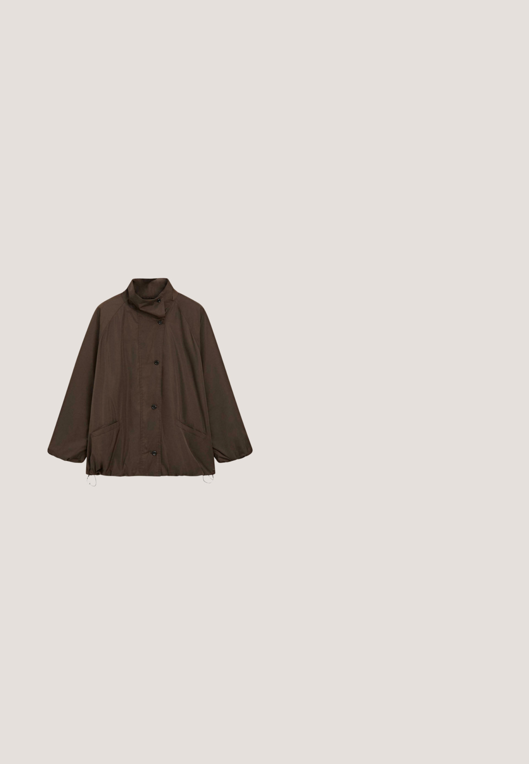 Veste marron boutonnée avec col montant, manches longues, deux poches et cordons réglables à l'ourlet.; Cardigan court marron pelucheux avec manches longues et fermeture à boutons, présenté à plat sur un fond blanc.; Chemise marron à manches longues avec un col rond, au design simple et ajusté, sans motifs ni logos visibles.; Pantalon marron à jambes larges avec passants de ceinture, poches avant et fermeture éclair sur le devant, posé à plat sur un fond blanc.; Baskets en suède marron avec trois bandes blanches, semelle en caoutchouc, et étiquette avec le texte "Gazelle" en or. Fermeture à lacets avec lacets gris.; Grand sac à épaule en daim brun foncé avec une large bandoulière et une forme souple et décontractée, présenté sur un fond blanc.