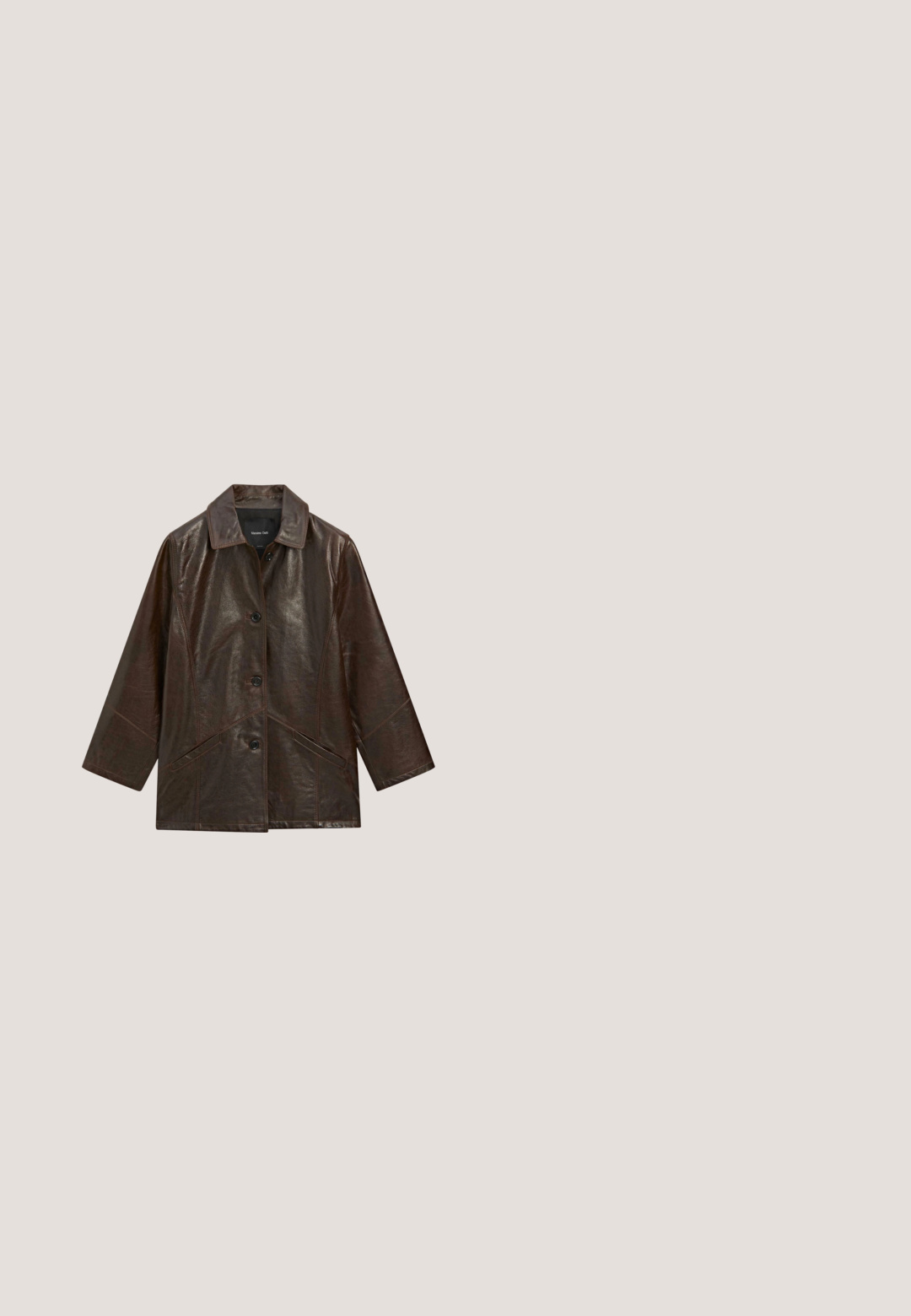 Dunkelbraune Lederjacke mit weitem Kragen, drei vorderen Knöpfen und zwei schrägen vorderen Taschen, flach auf weißem Hintergrund dargestellt.; Hellblaues Jeanshemd mit spitzem Kragen, zwei Brusttaschen und Druckknöpfen. Verfügt über ein Western-Stil Rückenpasse-Design.; Hellblaue Jeans aus Denim, mit geradem Bein, ausgewaschenen Stellen und subtilen Abnutzungen. Verfügt über fünf Taschen und einen klassischen Knopfverschluss.; Braune Cowboy-Stiefel aus einer Kombination von glattem Leder und Veloursleder, mit spitzem Zeh, gewelltem Design und gestapeltem Absatz.; Roter Seidenschal mit einem weißen Herzumriss, "Coach"-Schriftzug, einer Grafik eines geflügelten Pferdes und dem Text "Amerikas original Lederhaus."; Hüftgürtel aus braunem Leder mit silbernen Nieten und einer floral gravierten Metallschnalle. Verfügt über eine glatte Textur und ein breites Design mit dekorativen Akzenten.