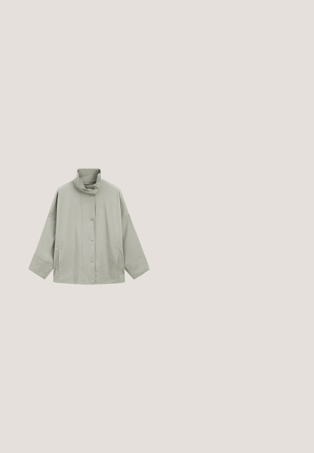 Veste gris clair à manches longues avec col haut et fermeture à boutons-pression, avec une coupe ample et des poches sur les coutures latérales.; Cardigan beige côtelé à manches longues avec un col rond et neuf boutons noirs sur le devant, étiqueté "Armedangels."; T-shirt uni vert olive à manches courtes avec encolure ronde et manches raglan, posé à plat sur fond blanc.; Pantalons en denim blanc à larges jambes avec un design classique à cinq poches, matériel en métal et coutures contrastées. Texture lisse et coupe décontractée.; Baskets en daim beige avec bandes en cuir crème en zigzag, fermeture à lacets et semelle en caoutchouc marron, vues de côté sur fond blanc.; Sac banane en daim marron avec poignée sur le dessus, fermeture éclair et petit patch logo noir au centre à l'avant.