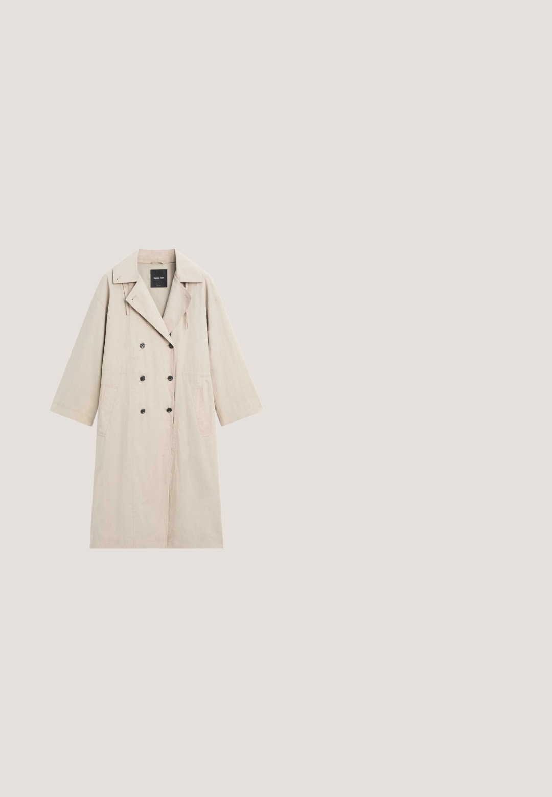 Lichtbeige dubbele rij trenchcoat met brede revers, twee voorzakken, lange mouwen en zwarte knopen aan de voorkant.; Licht beige cardigan met lange mouwen, een ronde hals en vijf donkere knopen aan de voorkant, gemaakt van zachte gebreide stof.; Witte cropped t-shirt met een v-hals en korte mouwen, gemaakt van lichte, licht gestructureerde stof. Minimale labels zichtbaar bij de kraag.; Brede broek gemaakt van lichte stof, met een elastische tailleband, trekkoord en twee zijzakken in een zachte off-white kleur.; Beige gebreide sneaker met veters aan de voorkant, uitsnijdingen langs de zijkanten, gestructureerde zool en trekbandje bij de hiel, zijaanzicht.; Beige stoffen tas met een gebogen vorm, een witte rits en een platte, witte draagriem. Het centrale logoplaatje draagt de tekst "rethinkit."