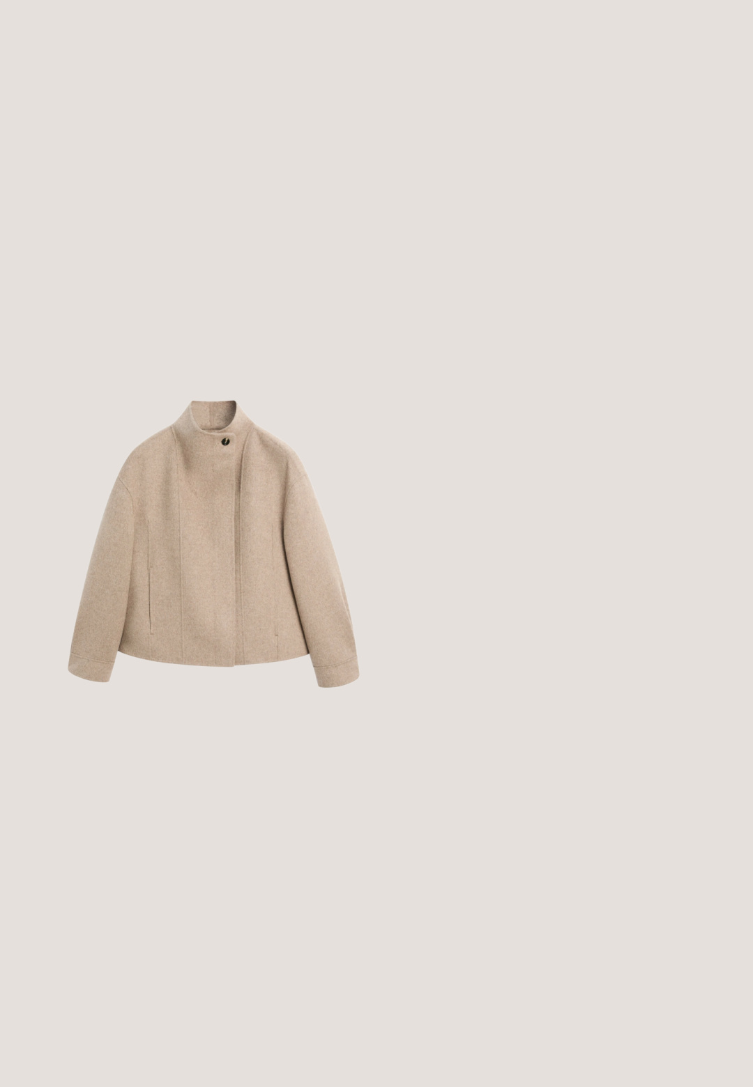 Beige wollen jas met hoge kraag, enkele bovenste knoop, rechte mouwen en een boxy, korte pasvorm getoond op een witte achtergrond.; Gebreid vest in crème met een getextureerd diamantpatroon; heeft een bruine striksluiting en contrasterende bruine biezen langs de halslijn en zoom.; Paarse lange mouw top van zacht, rekbaar materiaal met een off-the-shoulder halslijn en een aansluitende pasvorm.; Bruine sweatpants van zacht materiaal met een relaxte pasvorm, voorzien van een elastische tailleband, koord en een wit logo op de linker dij.; Grijze suede sneaker met witte leren strepen en gouden logo detail. Platte gum zool, ronde neus en klassiek vetersluitingssysteem.; Donkerbruine rechthoekige leren crossbodytas met een bovenste handvat, een voorvak met ritssluiting en een bloemenvormige leren hanger aan de ritstrekker.