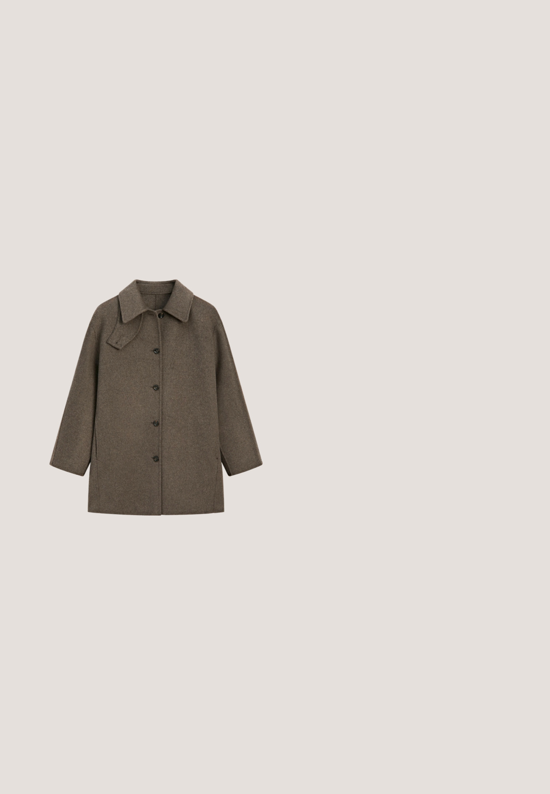 Manteau en laine marron avec manches longues, large col et fermeture à boutons sur le devant avec cinq boutons foncés.; Haut noir en tricot à manches longues avec une texture côtelée, des rayures verticales et un petit nœud décoratif au niveau du col.; Jeans en denim bleu foncé avec une coupe droite, affichant un style classique à cinq poches, des coutures visibles et une fermeture à bouton à la taille.; Bottine en cuir verni marron avec un bout pointu, une cheville élastique et un talon bloc épais. Design élégant avec une texture lisse.; Sac à main en tissu noir avec un bord froncé, des œillets dorés et un charme en forme de cœur rouge. Présente des motifs multicolores sombres et une bandoulière.; Grand chouchou en satin bordeaux avec une texture de tissu brillant rassemblé en plis doux sur un fond blanc.