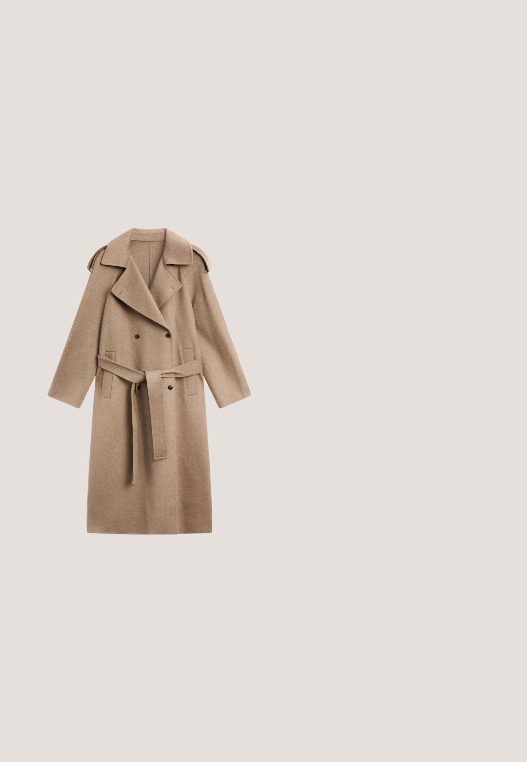 Lange beige dubbelgeknoopte wollen jas met brede revers, tailleceintuur, schouderepauletten en zijzakken.; Crèmekleurige trui met een geribbelde hoge hals, lange mouwen en een relaxte pasvorm. Getextureerde gebreide stof en geribbeld zoomdetail aan de onderkant.; Grijze wijde broek van textuurstof, met een hoge taille en verticale plooien, zonder zichtbare zakken of hardware details.; Bruine leren Chelsea-laars met elastisch zijpaneel, treklipje bij de hiel en dikke profielzool.; Beige wollen sjaal met franjes aan de uiteinden en een klein wit label dicht bij één rand, plat weergegeven op een witte achtergrond.; Bruine leren totebag met een gestructureerd ontwerp, voorzien van dubbele handvatten aan de bovenkant en zichtbare stikselaccenten, gecombineerd met een witte top met lange mouwen en beige shorts.