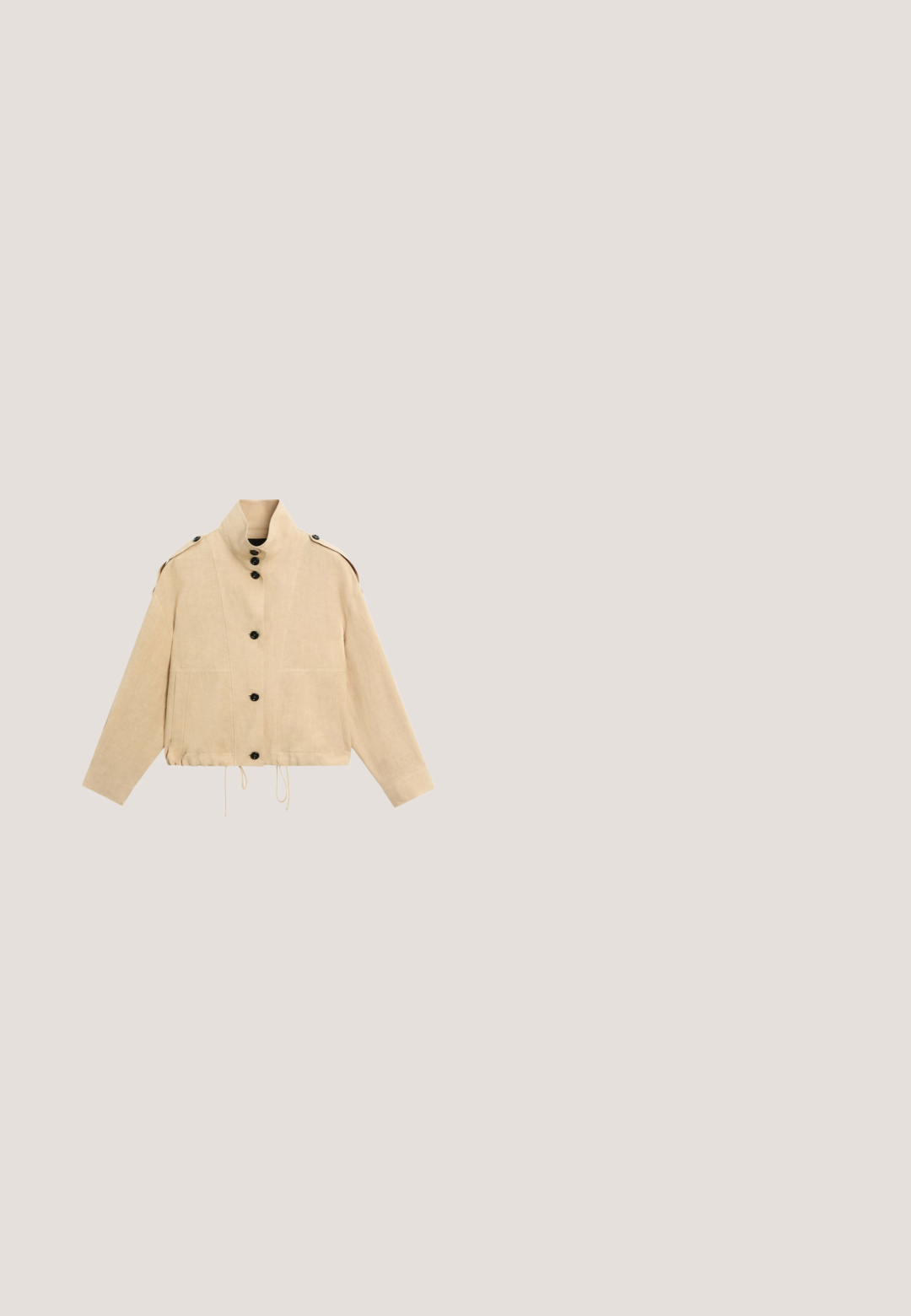 Beige gekürzte Jacke mit hohem Kragen, schwarzen Knöpfen vorne, Schulterklappen mit Knöpfen und verstellbaren Kordeln am Saum.; Cremfarbener Wickel-Overall mit schmalen schwarzen Streifen, kurzen Ärmeln, tailliertem Gürtel und weitem Beinschnitt. Weicher, leichter Stoff.; Schwarze flache Sandalen mit geflochtenen Riemen und metallischem Akzent. Verfügt über eine verstellbare Schnalle und eine flache Gummisohle für Komfort.; Sonnenbrille mit goldenem Metallrahmen in dreieckiger Form, mit dunkelgrauen Gläsern, schwarzen Bügelspitzen und einem kleinen Logo an der Seite.; Hellbraune gewebte Handtasche mit schwarzen Ledergriffen und Besatz, vorne mit einem kleinen schwarzen rechteckigen Etikett.; Braunes Lederhalsband mit verstellbarem Band und einem goldenen Tropfen-Anhänger. Das Design zeichnet sich durch einfache, klare Linien und eine glatte Textur aus.