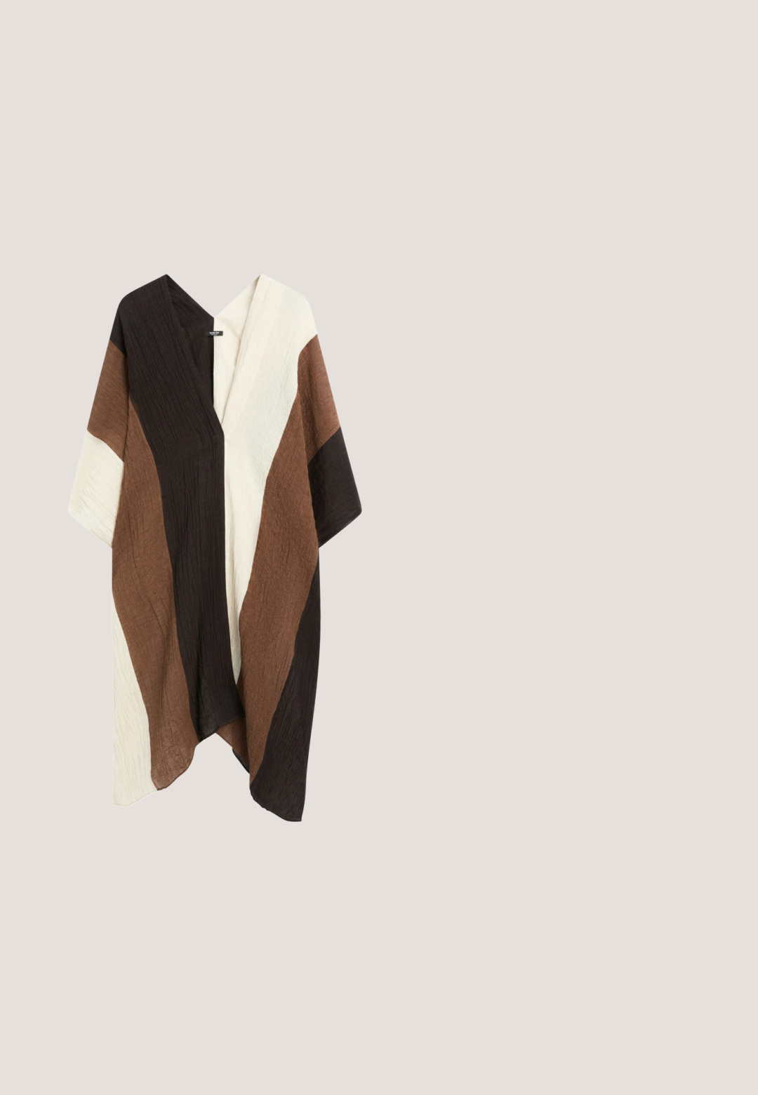 Lockerer Kimono-Stil-Cardigan mit weiten Ärmeln aus fließendem Stoff, mit vertikalen Farbblöcken in Schwarz, Braun und Creme.; Schwarzer und cremefarbener gemusterter Jumpsuit mit kurzen Ärmeln, V-Ausschnitt und elastischem Bund. Der Stoff wirkt leicht und hat ein fließendes Design.; Flache Sandale mit flacher Sohle in Hellbraun und drei breiten schwarzen Lederriemen über dem Spann, offen an Zehen und Ferse, minimalistisches Design.; Schwarze rechteckige Sonnenbrille mit bernsteinfarben getönten Gläsern und schlanken Bügeln, die dezente silberne T-förmige Akzente an der Vorderseite des Rahmens aufweisen.; Schwarze, gewebte Ledertasche in Mondsichelform mit einem einzelnen geflochtenen Griff und Reißverschluss oben.; Halskette aus kleinen, hellbraunen Jakobsmuscheln, eng aneinandergereiht mit silbernem Verschluss auf weißem Hintergrund.