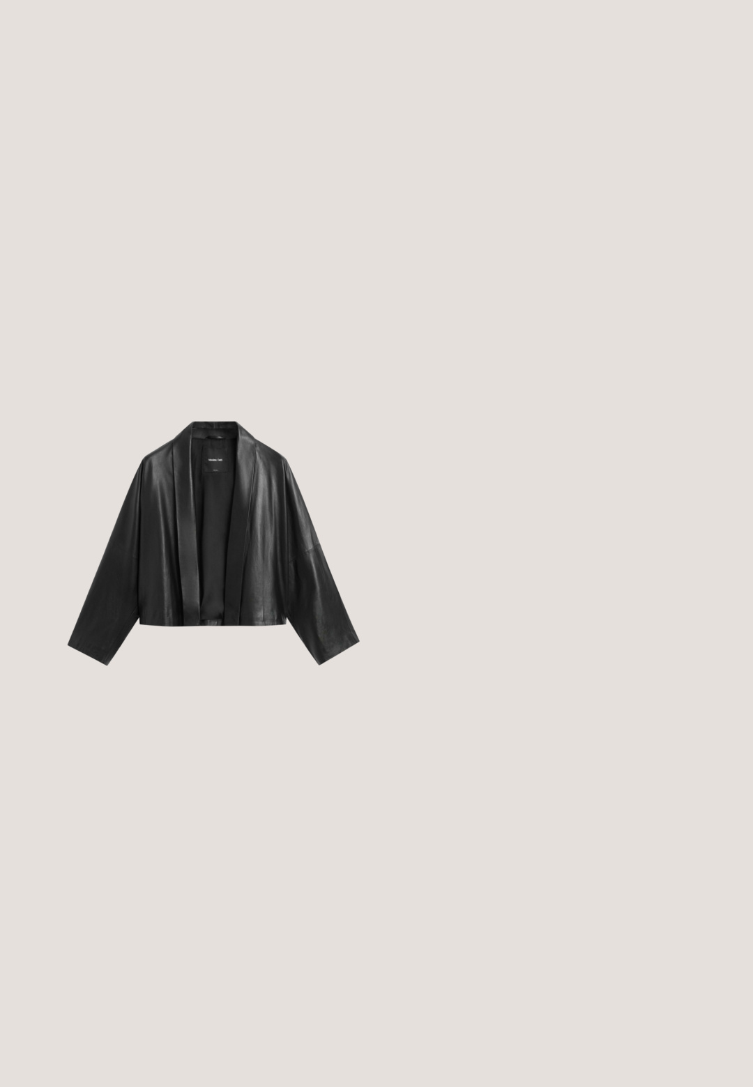 Schwarze kurze Lederjacke mit breiten Revers und langen Ärmeln, vorne offen, auf weißem Hintergrund dargestellt.; Schwarzer ärmelloser Jumpsuit mit Rundhalsausschnitt, seitlichenNähten und verdecktem Reißverschluss hinten. Aus glattem Stoff mit weitem Bein.; Bershka High Heel Sandalette - black; Swarovski Sonnenbrille - black; Schwarze rechteckige Umhängetasche mit einem einzelnen Träger und einem silbernen Reißverschluss entlang der oberen Kante, vor weißem Hintergrund.; Schwarze, glänzende, abgestufte runde Perlen, aufgereiht zu einer Halskette mit einem goldenen, verstellbaren Kettenverschluss auf weißem Hintergrund.