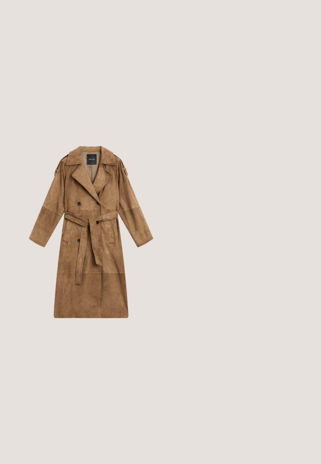 Bruine suède dubbelgeknoopte trenchcoat met brede revers, tailleceintuur en twee voorzakken, getoond tegen een witte achtergrond.; Lichtblauwe spijker blouse met lange mouwen, puntige kraag, twee borstzakken, knoopsluiting en subtiele textuur. Geen zichtbare patronen.; Reiss CLAUDE HIGH RISE FLARED  - Broek - chocolate brown; Tan suedewesternlaars met een spitse neus, een schacht van gemiddelde hoogte, decoratieve stiksels en een lage gestapelde hak. Voorzien van een lus voor gemakkelijke aan- en uittrekking.; Bruine doorschijnende sjaal met witte paisley- en bloemmotieven, driehoekige vorm en oranje zoom, opgevouwen in een lus met een klein zwart label.; Donkerbruine leren riem met grote, ronde, sierlijke messing gesp en bijpassende messing studs als versiering.