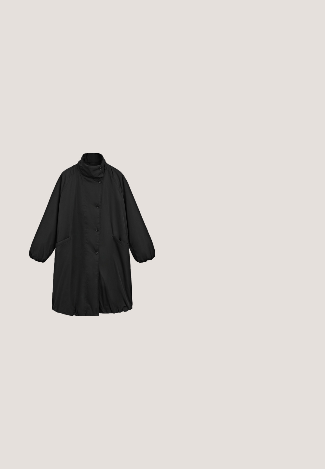 Schwarzer langer Mantel mit Knöpfen, hohem Kragen, langen Ärmeln mit elastischen Bündchen und zwei Fronttaschen, vor einfarbigem Hintergrund dargestellt.; Schwarzes T-Shirt mit kurzen Ärmeln, Rundhalsausschnitt und gerafftem Knotendetail auf der rechten Seite, das einen asymmetrischen Saum erzeugt.; Schwarze weite Hose aus leichtem Material mit einem elastischen Bund und einem Kordelzug für eine verstellbare Passform. Glatte Textur.; Schwarzer Slipper aus glattem Leder, mit Kork-Mittelsohle und runder Zehenpartie. Strukturierte Gummisohle und minimalistische Designdetails.; Schwarze gewebte Schultertasche mit breitem Träger, die eine lockere, offene Strickstruktur und eine lässige, abgerundete rechteckige Form hat.; Schwarze, glänzende, abgestufte runde Perlen, aufgereiht zu einer Halskette mit einem goldenen, verstellbaren Kettenverschluss auf weißem Hintergrund.
