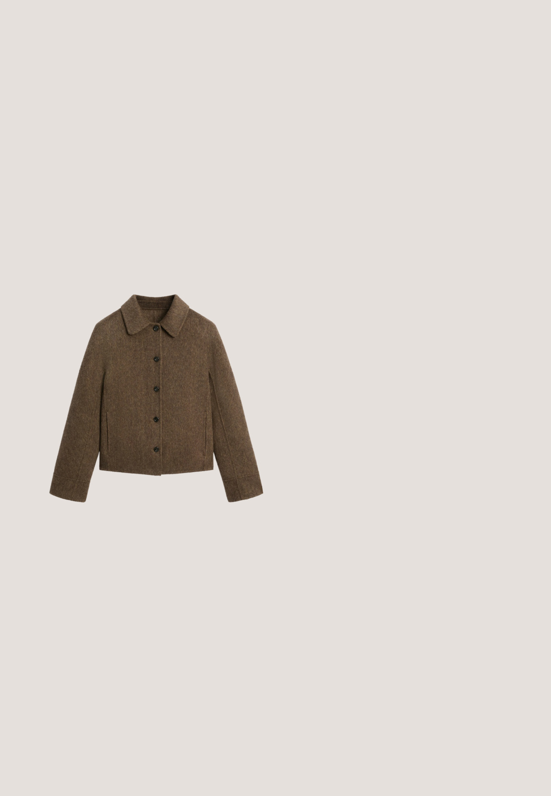 Brun uldblandet jakke med knapper, lange ærmer, krave og sidelommer, vist mod hvid baggrund.; Langærmet polotrøje med brune, beige og cremefarvede vandrette striber og tre knapper ved kraven, lagt fladt ud på en hvid baggrund.; Højtaljede blå denimjeans med lige ben-design, der har fem lommer, bælteløkker og subtilt slid for ekstra tekstur.; Brune ankelstøvler i ruskind med høj højde ved knæene har en glat overflade, rund tå, dekorativ syning og en lynlås på siden til lukning. Flad gummisål.; Brune skildpadde solbriller med grønne linser, firkantet form, tynde stænger med indgraveret branding, poleret finish og metal accenter.; Mørkebrun ruskindstaske med to skulderstropper og et minimalistisk design på hvid baggrund.