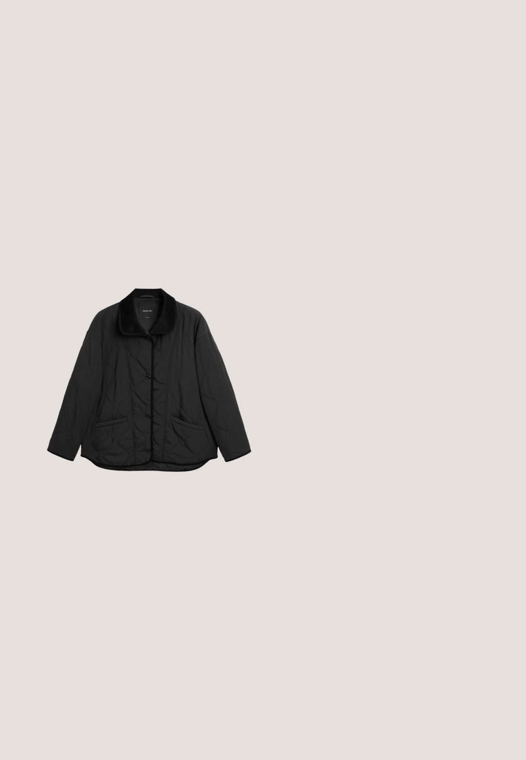 Veste matelassée noire à manches longues, boutons sur le devant, deux poches et un col doux, présentée sur un fond blanc uni.; Pull noir avec un col rond, des manches longues et des poignets et un ourlet côtelés. Fabriqué en tissu doux, il présente un design minimaliste et sans motifs.; T-shirt noir à manches courtes et col rond, posé à plat sur fond blanc, montrant le devant avec un design uni et une étiquette de col visible.; Pantalons de jogging noirs en tissu doux, dotés d'une taille élastique, de poches latérales et de jambes fuselées pour un look ajusté.; Mocassin en cuir noir à enfiler avec dessus texturé et semelle en caoutchouc à crampons, vu de côté sur fond blanc.; Grand sac cabas noir avec de courtes poignées grises et une petite poche avant à rabat, présenté sur fond blanc.