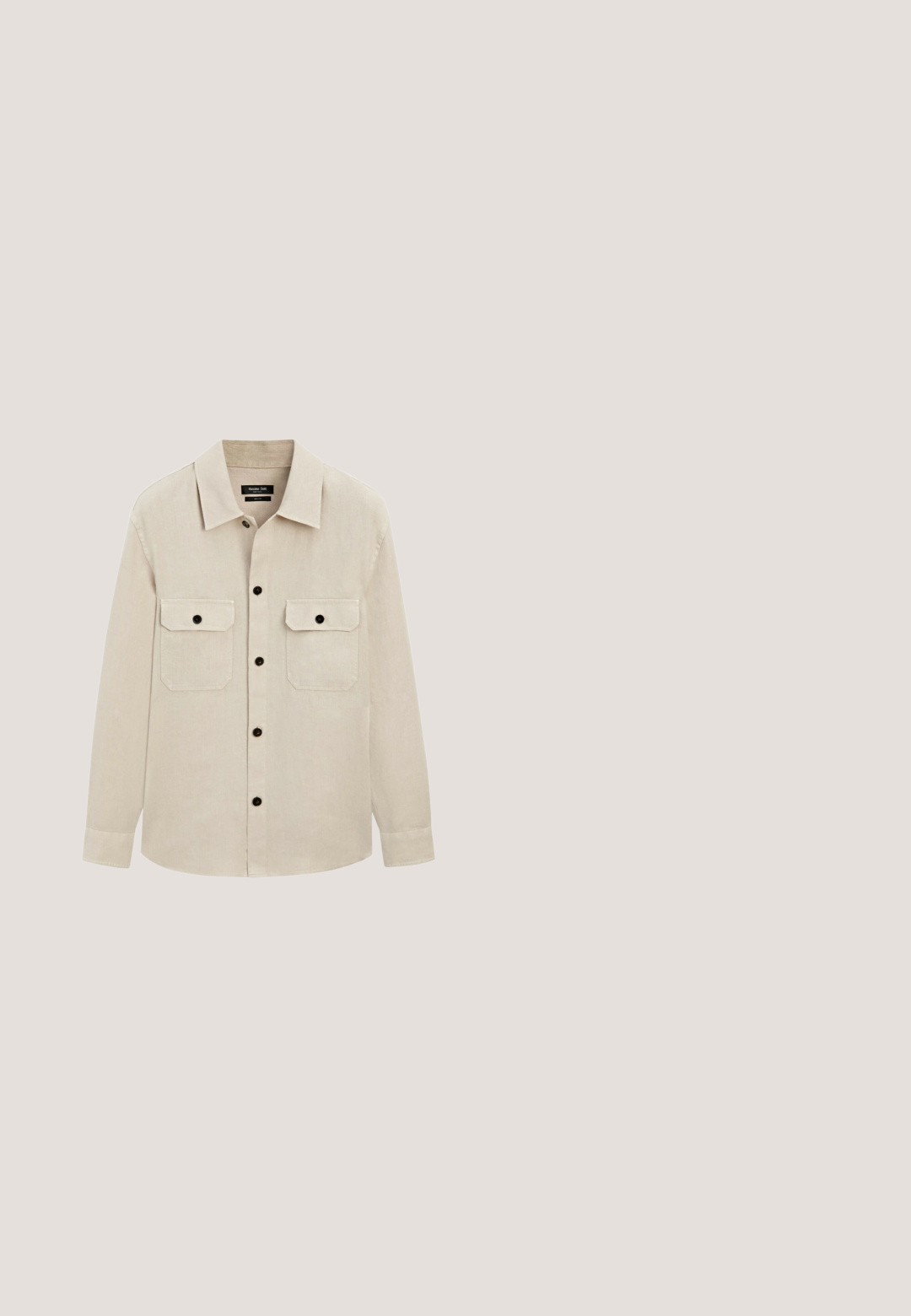 Chemise beige à manches longues avec un col classique, deux poches poitrine boutonnées et une fermeture boutonnée sur le devant.; Sweatshirt couleur crème avec un col et des poignets côtelés. Présente une coupe décontractée, une texture douce et aucun motif ou graphique visible.; Tissu blanc doux et lisse avec de subtils plis horizontaux et un motif de tissage fin et texturé, éclairé uniformément sans ombres.; Pantalons en coton beige à coupe droite, dotés d'une fermeture à bouton, de poches avant et d'une texture lisse.; Baskets en cuir blanc avec une semelle plateforme imposante, bout rond et six œillets. Texture lisse avec de subtiles détails de couture.; Sac cabas en toile beige avec poignées couleur cuir, étiquette Coach noire et logo Coach New York au centre devant.