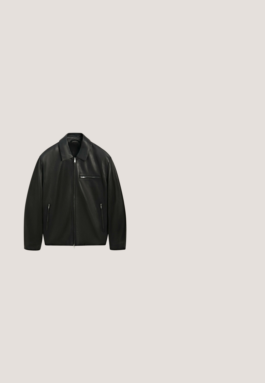 Schwarze Lederjacke mit durchgehendem Frontreißverschluss, spitzem Kragen, einer horizontalen Brusttasche mit Reißverschluss und zwei vertikalen Seitentaschen mit Reißverschluss.; Schwarzes T-Shirt mit kurzen Ärmeln, rundem Halsausschnitt und einer einzelnen Brusttasche auf der linken Seite. Keine sichtbaren Grafiken oder Muster.; Schwarze Denim-Shorts mit ausgebleichten Bereichen, weißen Nähten, zwei Fronttaschen und zwei Metallhaken-Verschlüssen oberhalb des Reißverschlusses.; Schwarze Gummiregenstiefel mit niedrigem Absatz, runder Spitze und einem silbernen Schnallenakzent. Verfügt über eine strukturierte Sohle für besseren Halt.; Schwarze runde Sonnenbrille mit dicken Fassungen und dunkel getönten Gläsern, vor weißem Hintergrund präsentiert.; Schwarze strukturierte rechteckige Kulturtasche mit Reißverschluss und kurzem Schlaufenhenkel an einer Seite, vor weißem Hintergrund gezeigt.