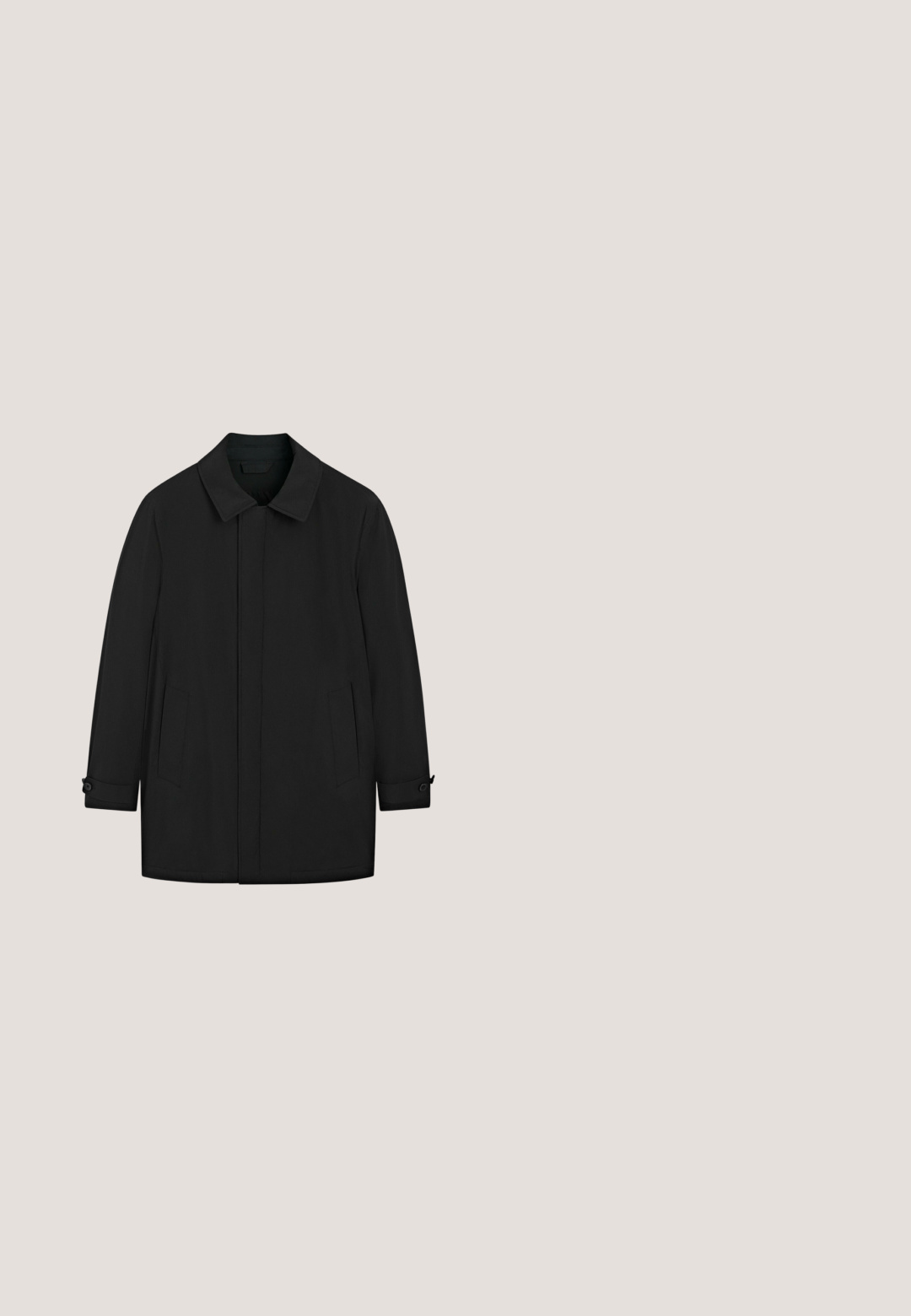 Manteau noir mi-long avec col classique, boutons dissimulés sur le devant, deux poches latérales et poignets boutonnés aux manches longues.; Polo shirt noir à manches longues en tissu doux, avec un col classique, trois boutons et des poignets et un ourlet côtelés.; Polo noir à manches courtes avec col et patte à deux boutons, présenté à plat sur un fond blanc.; Pantalon noir sur mesure avec passants pour ceinture, plis à l'avant, poches latérales et coupe slim effilée.; Bottines noires en daim avec des panneaux élastiques sur les côtés et une languette de tirage ; elles présentent une semelle en caoutchouc plate et un design minimaliste.; Trousse de toilette en cuir noir avec une poche zippée horizontale à l’avant et une poignée latérale sur fond blanc.