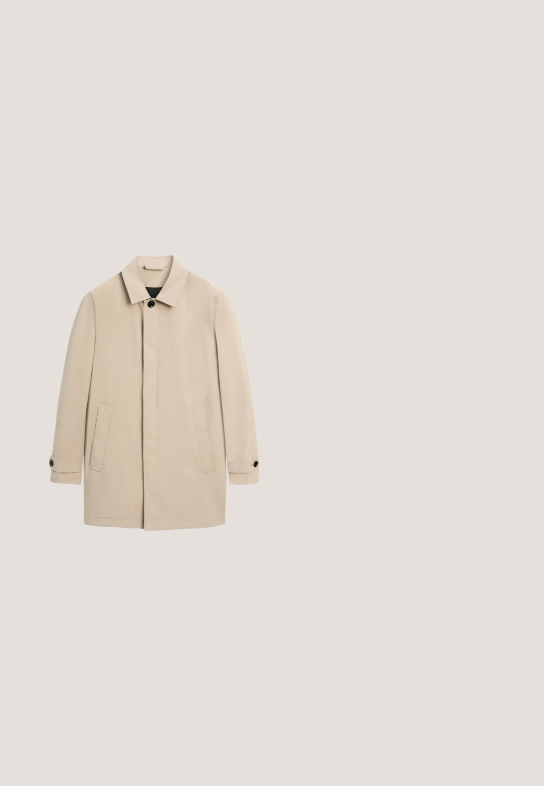 Beige enkeltbrystet herrefrakke med krave, to forlommer og manchetter med knapper, vist på hvid baggrund.; Enkel beige crewneck striktrøje med lange ærmer og ribstrikkede manchetter og kant.; Hvid langærmet skjorte med knapper og spread krave, lavet af glat stof. Har en lige afslutning og enkeltknapsmanchetter.; Beige bukser med lige snit, der har en enkelt sort knap, bæltestropper og sidelommer. Glat stoftekstur og minimalistisk design.; Sorte læder loafers med en glat tekstur, der har en syet detalje og en lav træhæl med en rød accent.; Brun læderbælte med en glat overflade, spænde i sølvfarvet metal og flere justeringshuller langs længden.