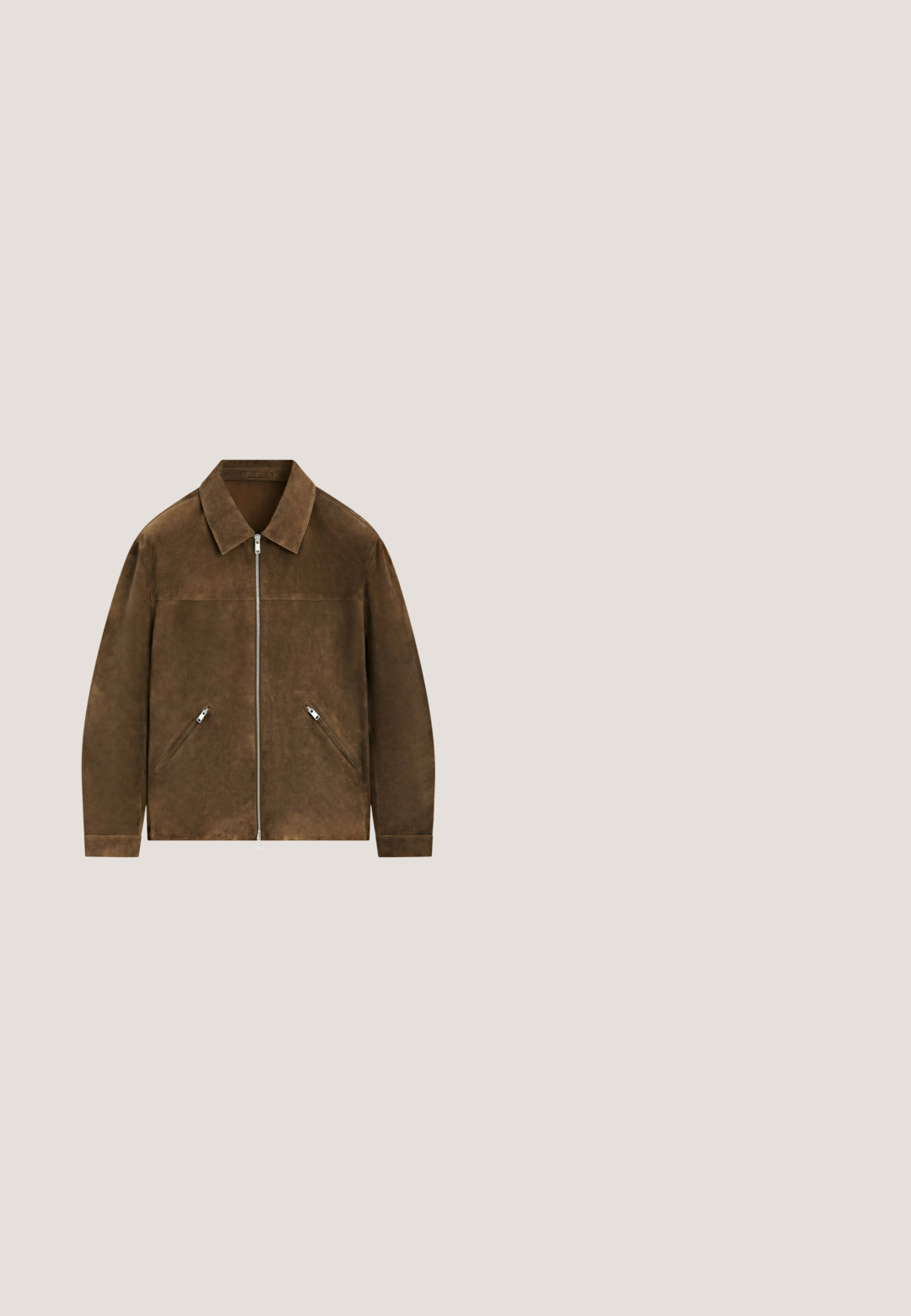 Bruine suède jas met een kraag, ritssluiting aan de voorkant en twee diagonale ritszakken aan de voorkant.; Lichtblauwe denim blouse met lange mouwen en drukknopen, twee borstzakken met klep en zigzagstiksels, kraag en Wrangler-label.; Donkerblauwe rechte spijkerbroek met oranje stiksels, vijf zakken en een ritssluiting met knoop aan de voorkant.; Bruine leren cowboylaars met een hoge schacht, spitse neus, ingewikkelde stikpatronen en een kleine hak. Gevarieerde afwerking overal.; Roodbruine stof met ingewikkelde witte paisley patronen, krullen en bloemaccenten, met een zachte, gestructureerde afwerking.; Zwarte leren riem met een ornate zilveren gesp, voorzien van ingewikkelde gravures en een decoratieve punt, die de textuur en ambacht benadrukt.