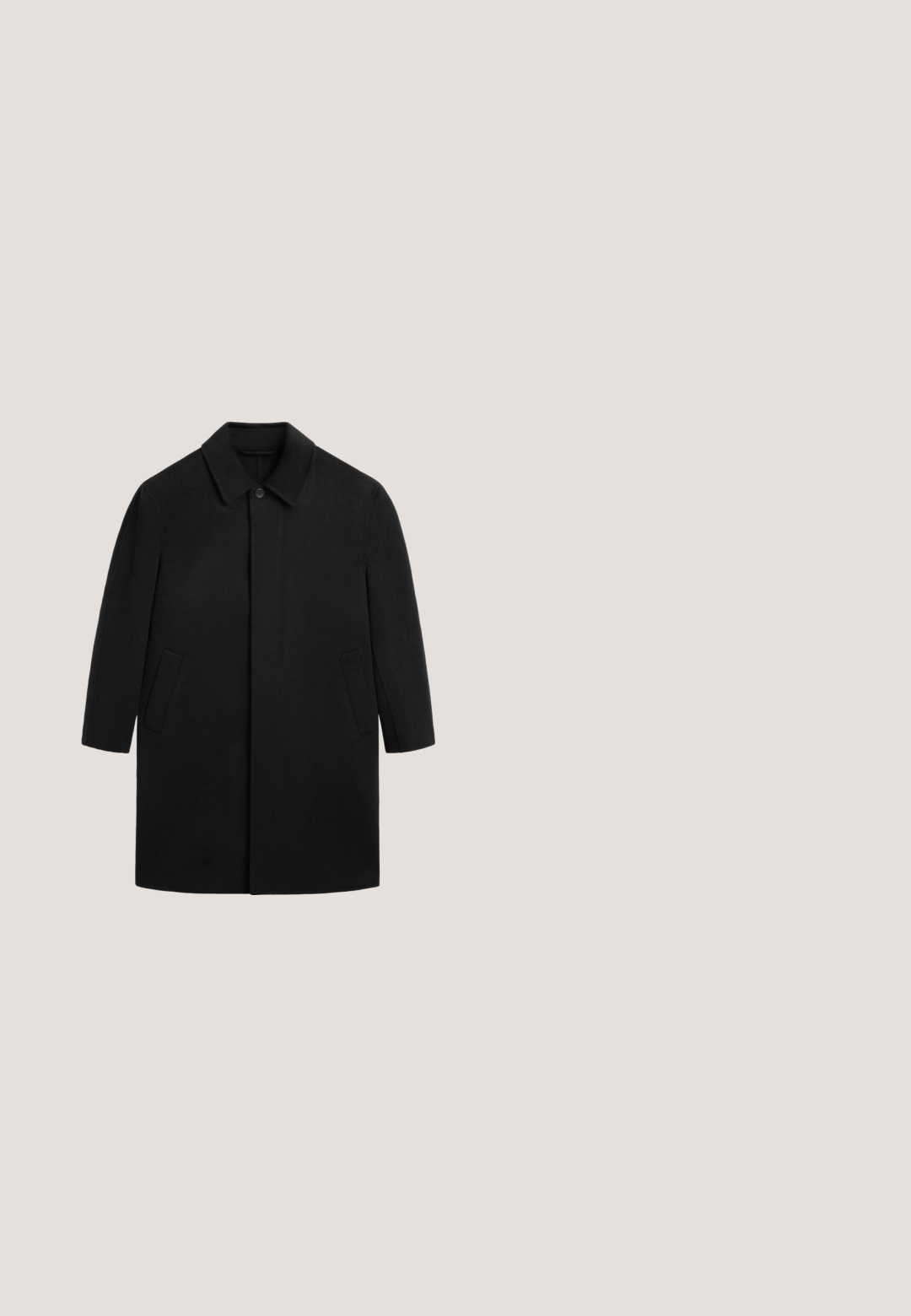 Long manteau noir avec col pointu, patte de boutonnage dissimulée sur le devant et deux poches latérales, présenté à plat sur fond blanc.; Pull noir en v fait en matière douce, avec des manches longues, des poignets et un ourlet côtelés. Design simple sans motifs ni accents.; T-shirt noir à manches courtes en coton doux, avec un col rond et une coupe décontractée. Design uni sans motifs ni accents visibles.; Pantalon noir sur mesure avec passants pour ceinture, plis à l'avant, poches latérales et coupe slim effilée.; Bottes Chelsea en cuir noir avec des détails en brogue, des panneaux latéraux élastiques, une languette à l'arrière et une semelle robuste. Fini lisse et silhouette épurée.; Trousse de maquillage en cuir noir avec une surface texturée, de forme rectangulaire et fermeture zippée. Inclut une poignée latérale pour un transport facile.