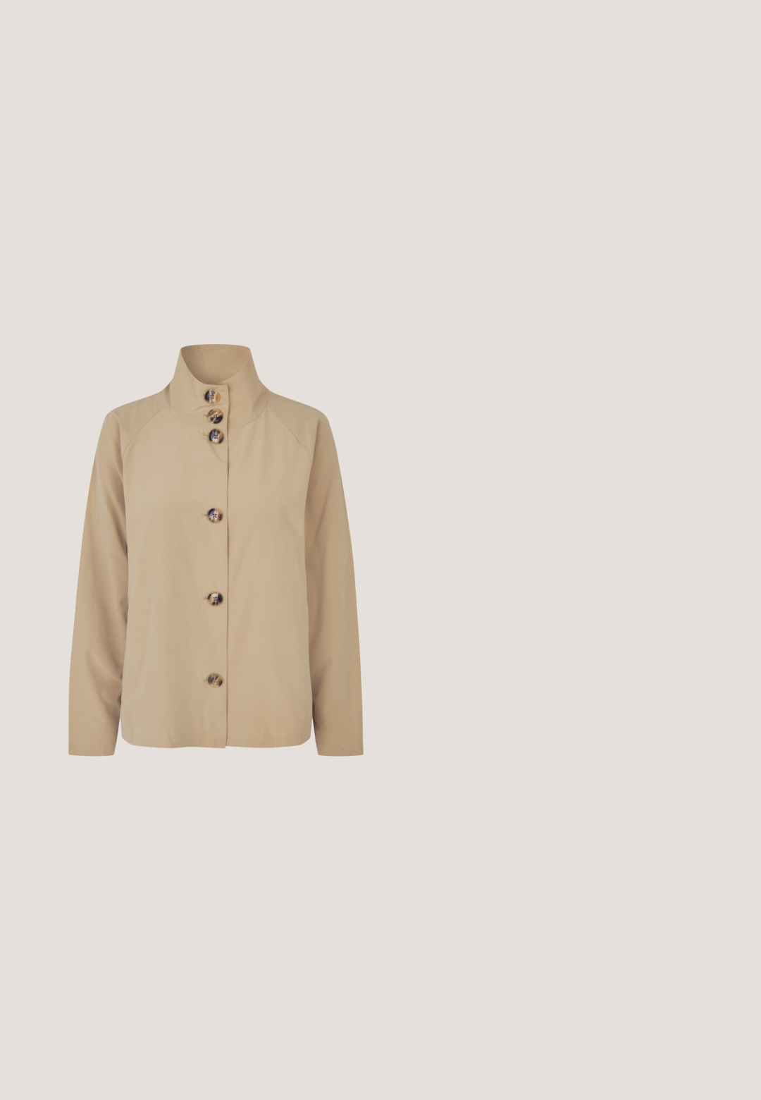 Beige Jacke mit hohem Kragen, mit sechs großen, runden Knöpfen entlang der Vorderseite und einem glatten, strukturierten Stoff.; Ärmelsylose cremefarbene Strickweste mit geripptem Rundhalsausschnitt und dezentem vertikalem Naht verlauf in der Mitte vorne.; Dunkelblaue ausgestellte Jeans mit einer glatten Denim-Oberfläche, kontrastierender goldener Naht und Akzenten an den Fronttaschen. Klassisches Fünf-Taschen-Design.; Schwarze Lederstiefelette mit abgerundetem Zehenbereich, mittelhohem Blockabsatz und glatter Oberfläche. Verfügt über einen dezenten seitlichen Reißverschluss.; Beige Lederschultertasche mit verstellbarem Riemen und goldfarbener Hardware auf weißem Hintergrund.; Creolen in Goldoptik mit unregelmäßigem Wellenmuster und eingelassenen klaren Kristallakzenten, befestigt mit Kunststoffrücken.