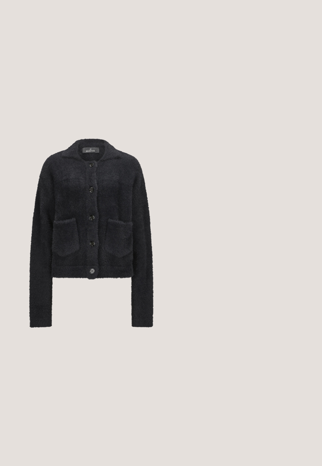 Schwarze, flauschige Strickjacke mit Kragen, vorderen Knöpfen und zwei aufgesetzten Taschen. Verfügt über eine weiche Textur und einen verkürzten Schnitt.; Schwarzes langärmliges Oberteil aus glattem, dehnbarem Stoff mit rundem Hals und taillierter Passform, ohne sichtbare Muster oder Akzente.; Schwarze Stoffhosen mit vertikalen blauen Streifen, weitem Bein-Design und elastischem Bund. Glatte Textur, keine sichtbaren Verschlüsse.; Schwarze Wildlederstiefelette mit runder Zehenpartie, ausgestattet mit einer erhobenen Sohle und einer seitlichen Schlaufe für einfaches Anziehen. Das Design ist schlicht mit minimalen Akzenten.; Schwarze Leder-Schultertasche mit verstellbarem Riemen, Reißverschluss und genarbter Struktur, vor weißem Hintergrund präsentiert.; Offener polierter Silberring mit abgerundeten, glatten Enden, die sich auf weißem Hintergrund gegenüberliegen.