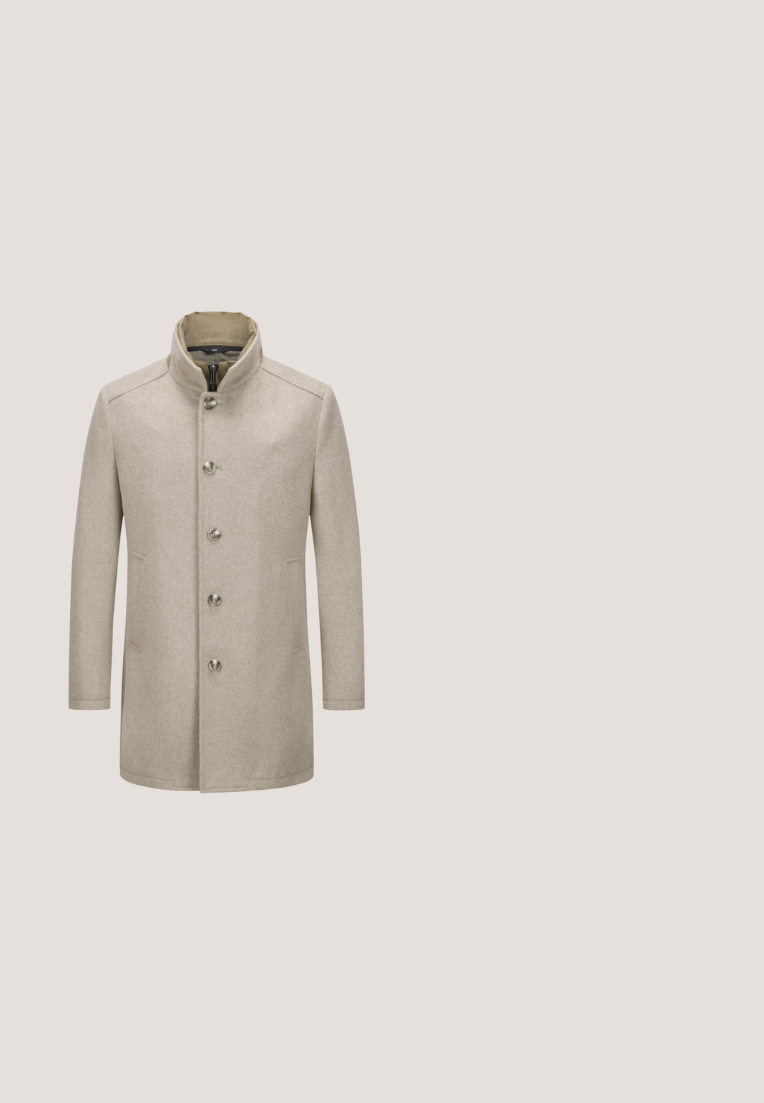 Beige Wollmantel mit hohem Kragen, fünf Knopfverschluss, zwei vorderen Taschen und glatter Textur. Entworfen mit einer geraden Silhouette.; Brauner Reißverschluss-Pullover mit hohem Kragen, aus strukturiertem Strickstoff. Verfügt über lange Ärmel und eine taillierte Passform.; Braunes Langarmhemd aus leichtem Stoff, mit einem Knopfkragen und vorderen Knöpfen sowie einem abgerundeten Saum.; Dunkelbraune, maßgeschneiderte Hose mit Gürtelschlaufen, Knopfverschluss und Seitentaschen, vor weißem Hintergrund gezeigt.; Braune Leder Chelsea-Boots mit elastischen Seiteneinsätzen, abgerundeter Zehenpartie und Zuglasche; flache schwarze Sohle mit einem roten Akzent nahe der Ferse.; Braune Messenger-Tasche aus strukturiertem Leder mit verstellbarem Schulterriemen und vorderer Klappe, kleines Metall-Logo mittig auf der Klappe.