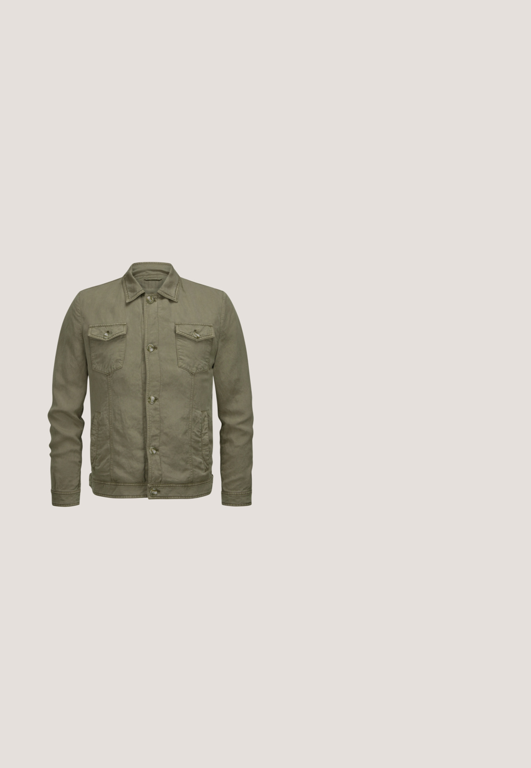 Olivgrüne Jeansjacke mit Kragen, zwei Brusttaschen, Seitentaschen und Knopfverschluss. Weicher, strukturierter Stoff.; Polohemd aus meliertem grünen Stoff mit kurzen Ärmeln, einem Kragen und einer Drei-Knopf-Leiste. Texturierte Oberfläche mit tailliertem Design.; Khakishorts aus einem glatten Baumwollmischmaterial, mit einem Reißverschluss, einem Knopfverschluss und Fronttaschen. Gerades Bein Design, knielanger Schnitt.; Dunkelgrüner Leder-Ankle-Boot mit glatter Oberfläche, Schnürverschluss, creamfarbener Sohle und subtilen Wildlederakzenten an der Ferse.; Schwarze rechteckige Sonnenbrille mit dunkel getönten Gläsern und schlanken, geraden Bügeln, vor weißem Hintergrund dargestellt.; Kompakte grüne vertikale Tasche mit vorderer Reißverschlusstasche, strukturiertem Stoffpaneel und "Piquadro"-Logo auf der rechten Seite.