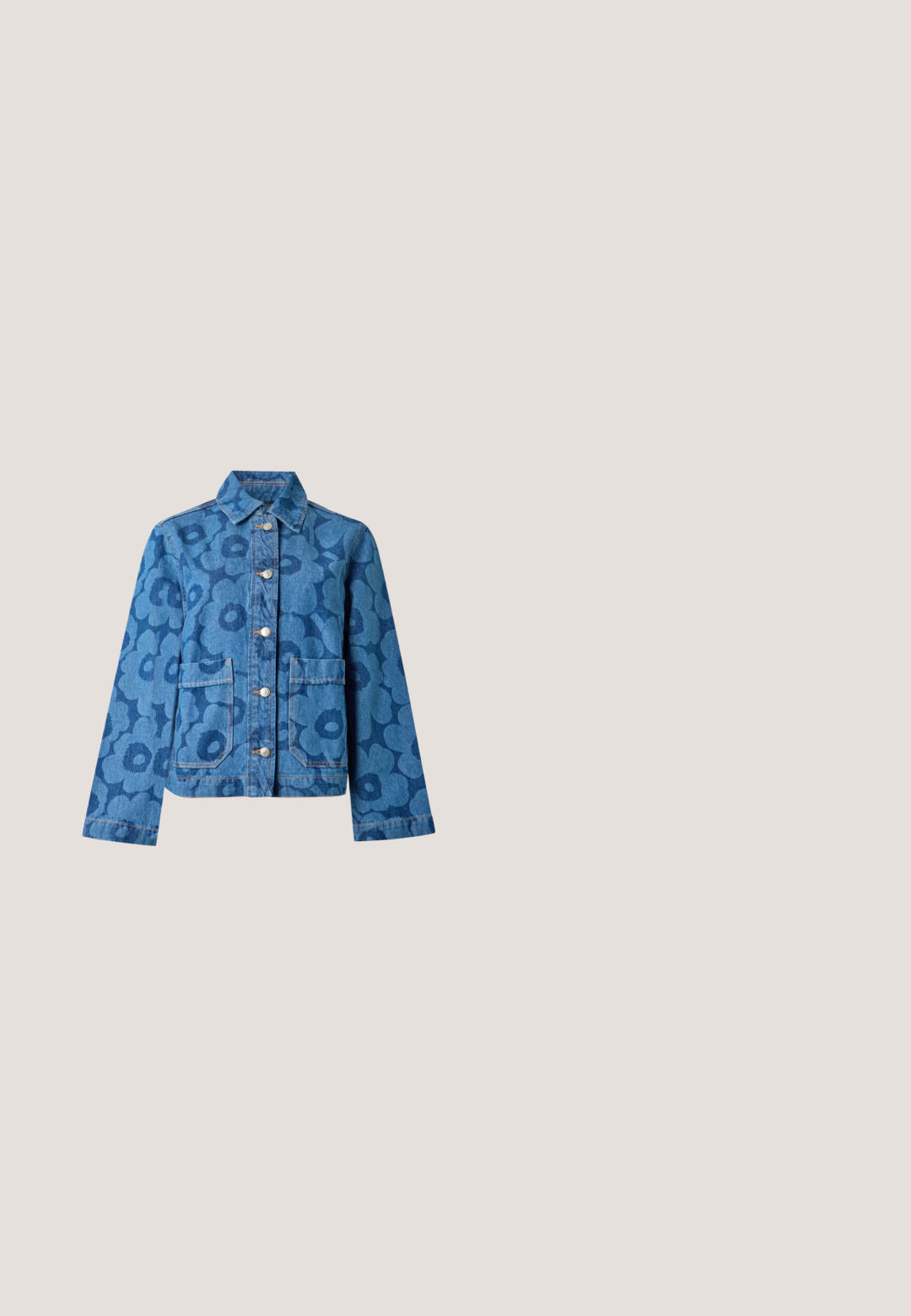 Veste en denim bleu avec grand motif floral, boutonnage devant, col, manches longues et deux poches à rabat à l'avant.; T-shirt en coton bleu clair à manches courtes et col rond. Affiche un texte blanc en gras : "J'AI BESOIN DE VACANCES APRÈS CES VACANCES."; Pantalon décontracté bleu à jambes larges, taille élastique et cordon bleu et blanc, avec des patchs cousus aux genoux et des poches avant.; Ballerines bleu clair avec un design perforé, bout rond, bordure festonnée et semelle plate, fabriquées à partir d'un matériau doux.; Sac cabas avec anses bleues, représentant des champignons bleus abstraits sur fond jaune et eau bleue, avec un charm logo MK argenté.; Collier délicat avec de petites perles turquoises et des perles cylindriques en or espacées, avec une extension de fermoir en chaîne dorée sur fond blanc.