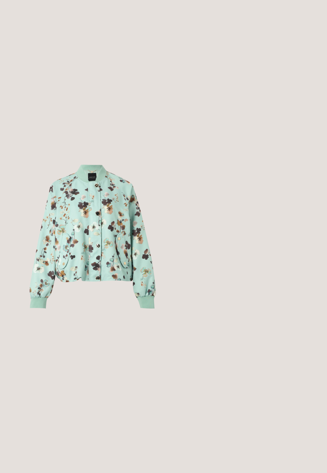 Hellgrüne Blumenjacke mit langen Ärmeln, Druckknöpfen vorne, zwei vorderen Klappentaschen und gerippten Bündchen.; Marineblaues Kurzarm-T-Shirt mit gebogenem „SAMSOE“ und darunter gedrucktem „COPENHAGEN“ auf der Vorderseite in weißen Buchstaben.; Jeansrock in Hellgrau mit einem verwaschenen Texture, ausgestattet mit einem geknöpften Taillenbund, Fronttaschen und einem leicht gewölbten Saum.; Schwarzer Slingback-Pumps mit spitz zulaufender Spitze, Mesh-Wabenmuster und kleinem dekorativem Schleifchen vorne.; Schwarze Schultertasche aus Leder mit goldener Hardware, kurzem Riemen, Reißverschluss und kleinem goldenen Logo auf der Vorderseite.; Silberne Ohrringe aus Metall in U-Form mit einem Herzakzent an der Basis, glatte Textur und polierte Oberfläche.