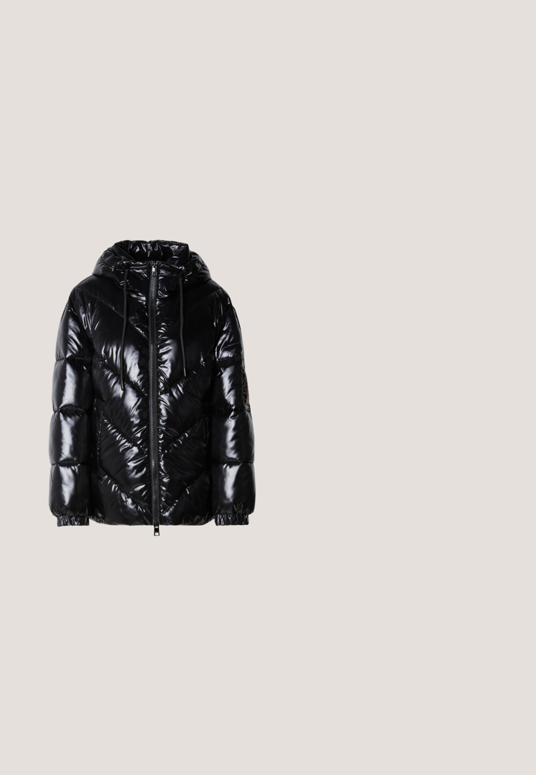 Zwarte pufferjas met een glanzende afwerking, in een chevron-quiltpatroon, verstelbare capuchon en elastische manchetten. Voorzien van een rits aan de voorkant voor sluiting.; AllSaints ANNA SNAKE TEE - T-shirt print - black; Zwarte straight-leg jeans met knoop en rits aan de voorkant, ceintuurlussen en vijf-pocket styling.; Glinsterende donkerbruine lakleren enkellaars met puntige neus en middelhoge blokhak op effen witte achtergrond.; Crème-kleurige nep leren handtas met een ronde vorm, dubbele handvatten en een verstelbare schouderriem. Accenten van goudkleurig metaal.; Een paar glanzende, gladde, onregelmatige ovale gouden knopoorbellen geplaatst op een effen lichte ondergrond.
