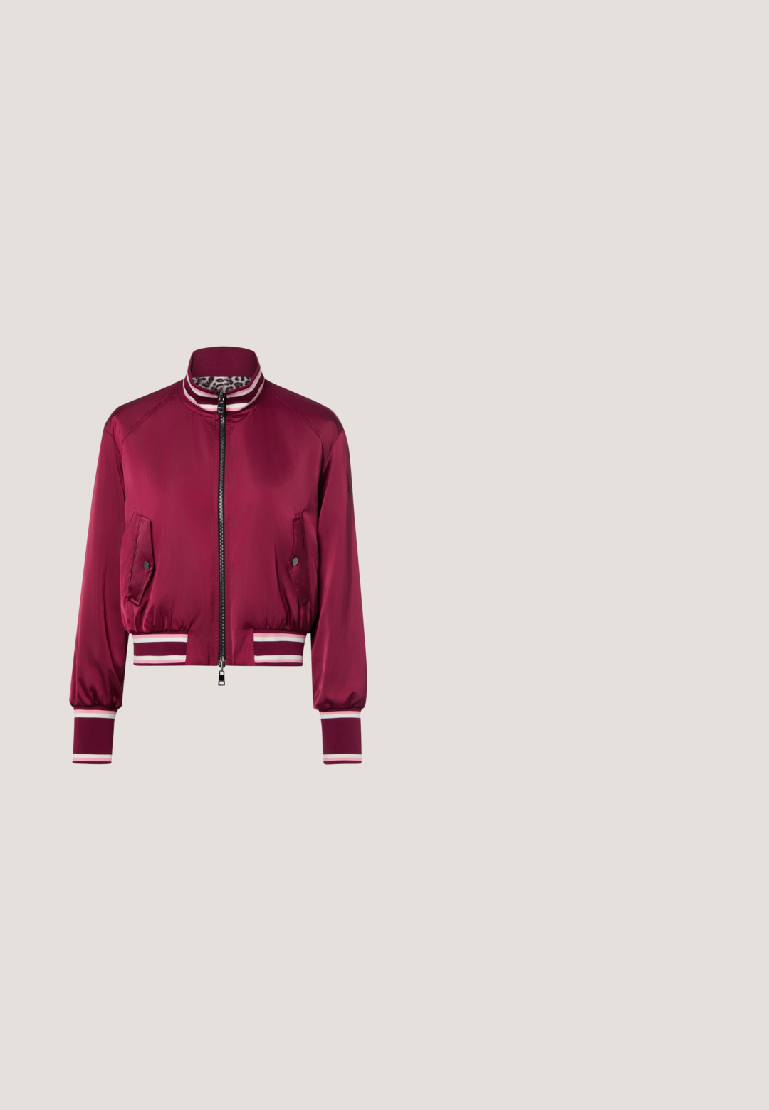 Cazadora bomber granate con cremallera frontal, puños y bajo acanalados con rayas blancas y bolsillos laterales con cremallera, mostrada sobre fondo blanco.; Camiseta de manga larga rosa claro con lunares rosa oscuro, cuello redondo y estilo ajustado.; Falda de mezclilla en un tono azul medio. Presenta una cintura fruncida con un detalle de lazo. Corte en A con una textura suave y un diseño de longitud hasta la rodilla.; Zapatilla de ante rosa con paneles de malla, detalles amarillos y cordones planos. Cuenta con una suela de goma y un diseño de punta redondeada.; Bolso de mano de cuero rosa suave con asa triangular redondeada y correa de hombro ajustable beige, con la marca "Bimba y Lola" en la parte inferior frontal.; Un charm en forma de oso de color rosa con un acabado brillante, que presenta formas redondeadas y un lazo plateado para su sujeción. Textura suave, diseño juguetón.