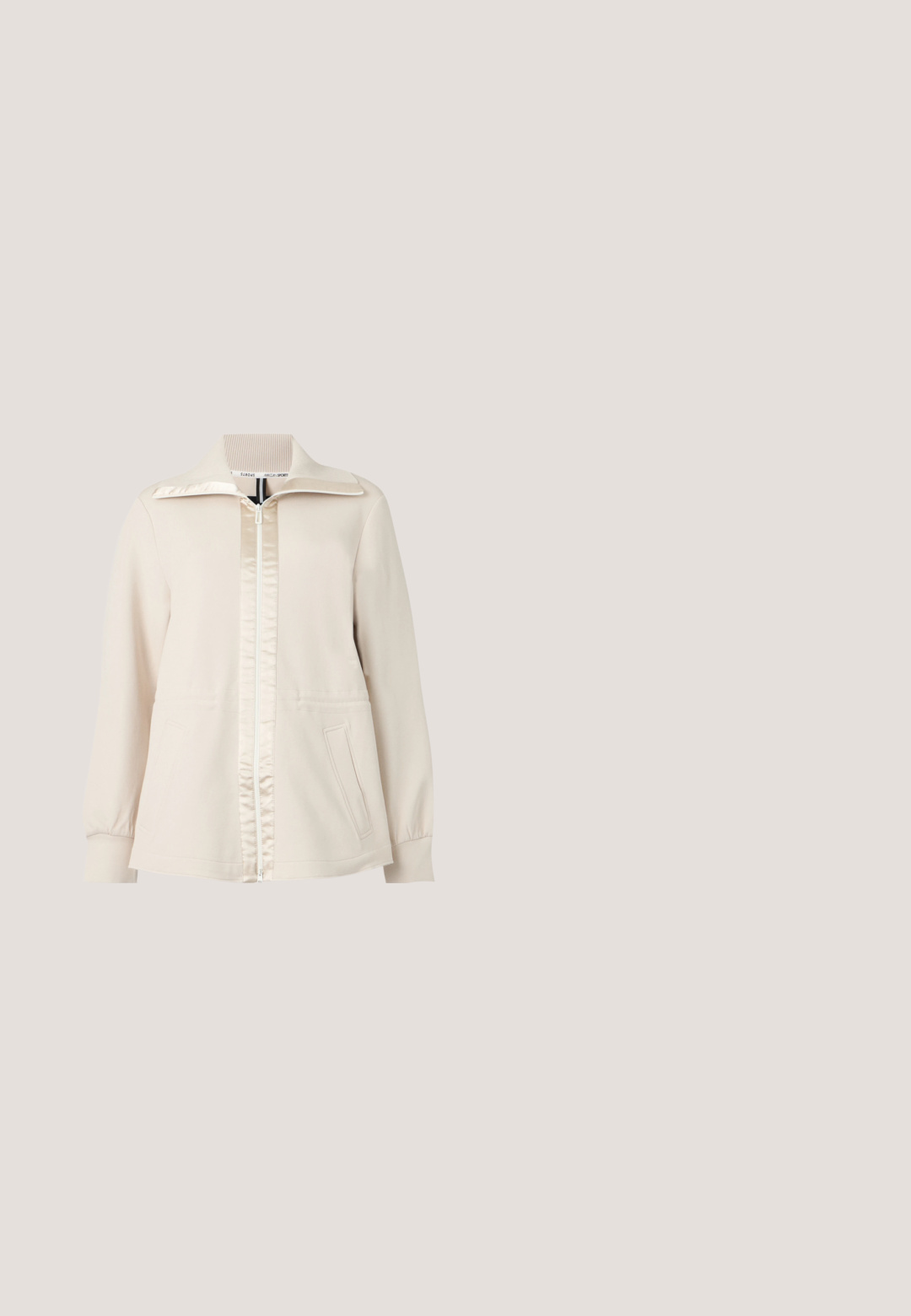 Beige jas met ritssluiting, lange mouwen, geribde kraag, satijnen ritsstrook en twee voorzakken.; Witte korte mouwen gebreide top met een ronde halslijn, met een gladde textuur en subtiele naaddetails aan de voorkant.; Beige aangesloten broek met een overal circulair patroon en een tailleband met horizontale strepen en de tekst "JOOP!" in het midden.; Beige puntige pumps gemaakt van soepel synthetisch materiaal, met een lage hak en een instapontwerp met een subtiele achterdetail.; Lacoste LENGLEN BAG - Handtas - viennois; Gouden oorknopjes met een uitgesneden logo-ontwerp en een enkele witte parel die onder elke oorknop hangt op een witte achtergrond.